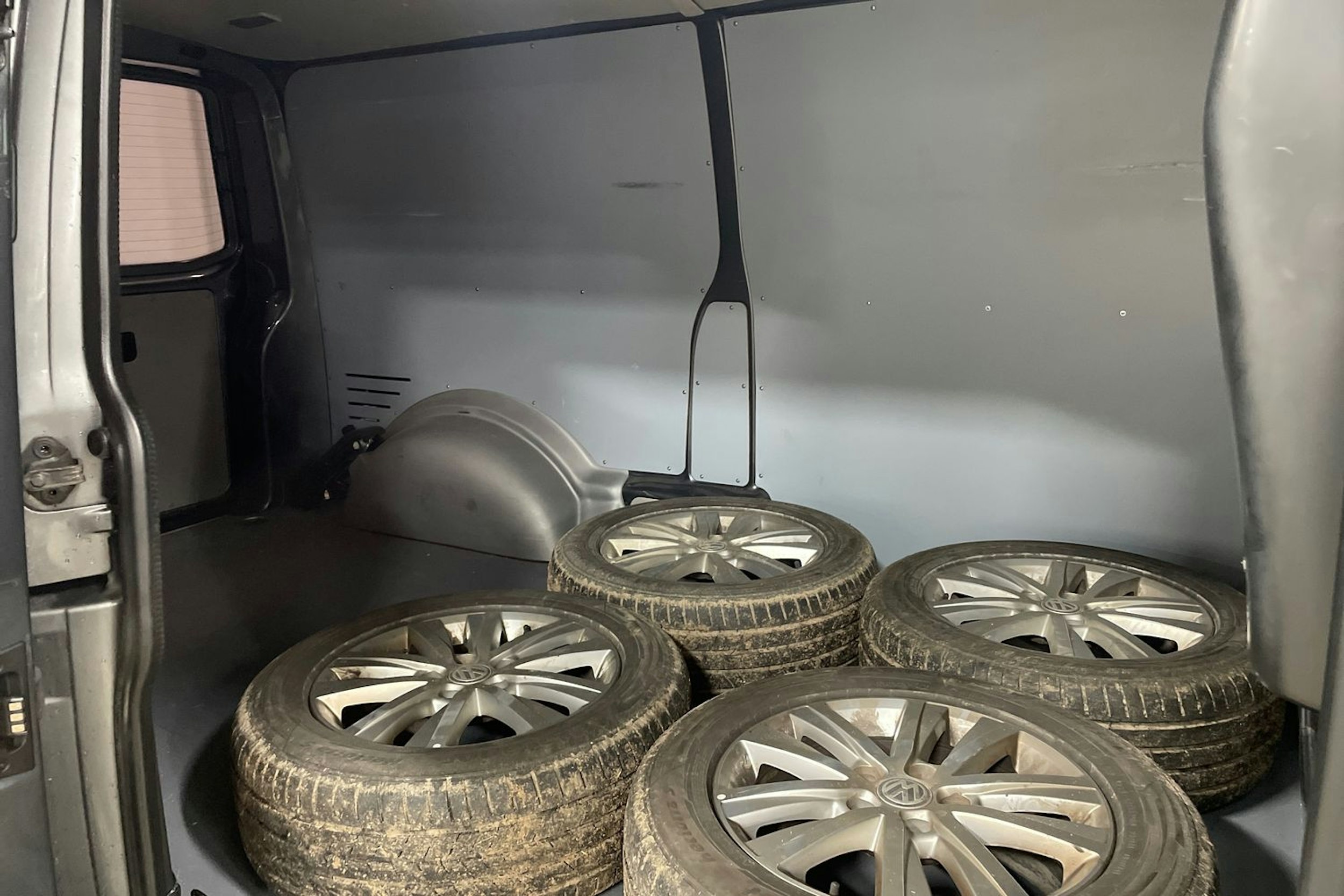 Harmaa Volkswagen TRANSPORTER 2018 kuva 13.