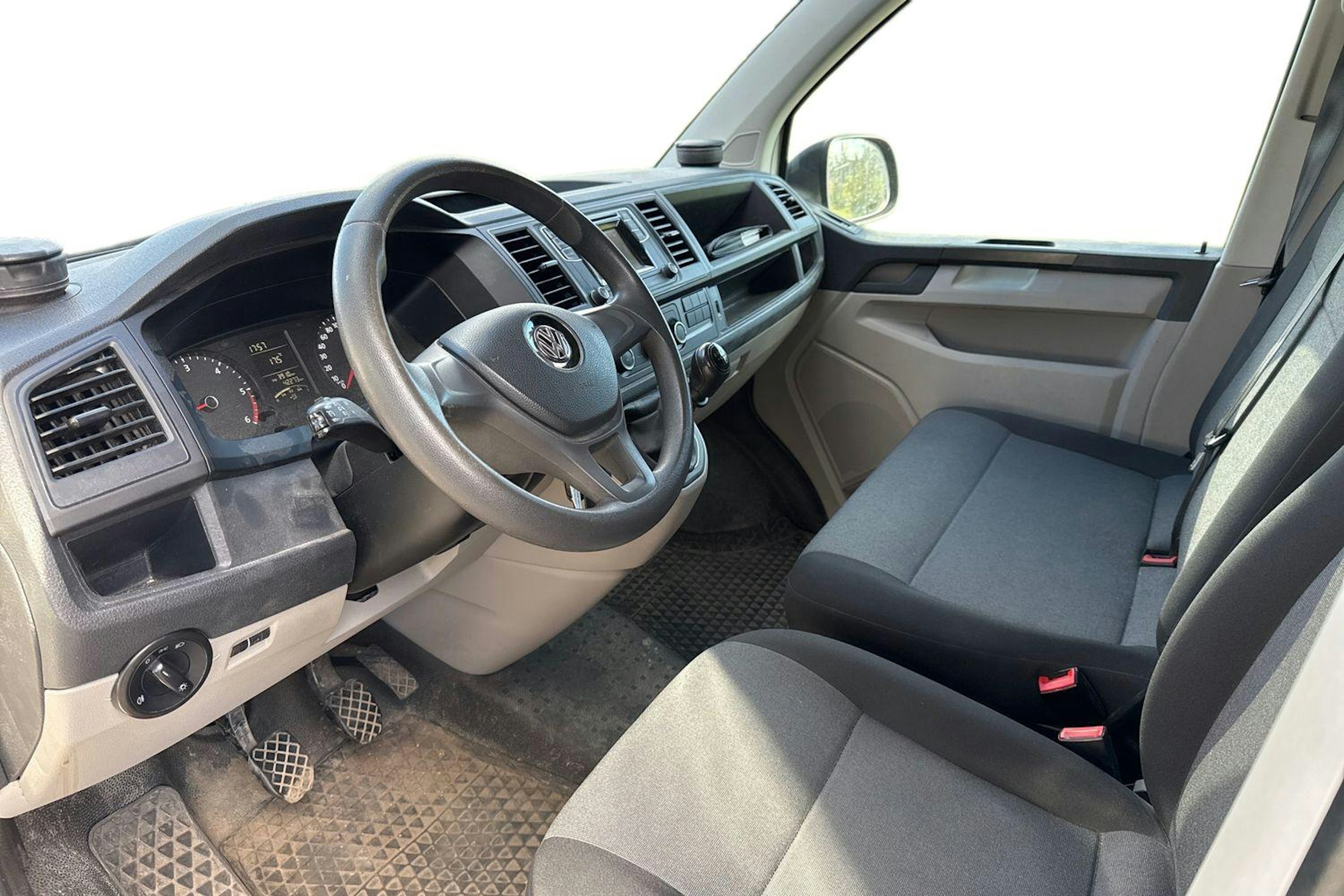 valkoinen Volkswagen Transporter 2018 kuva 3.