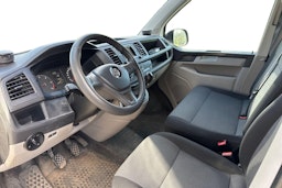 valkoinen Volkswagen Transporter 2018 kuva 3.