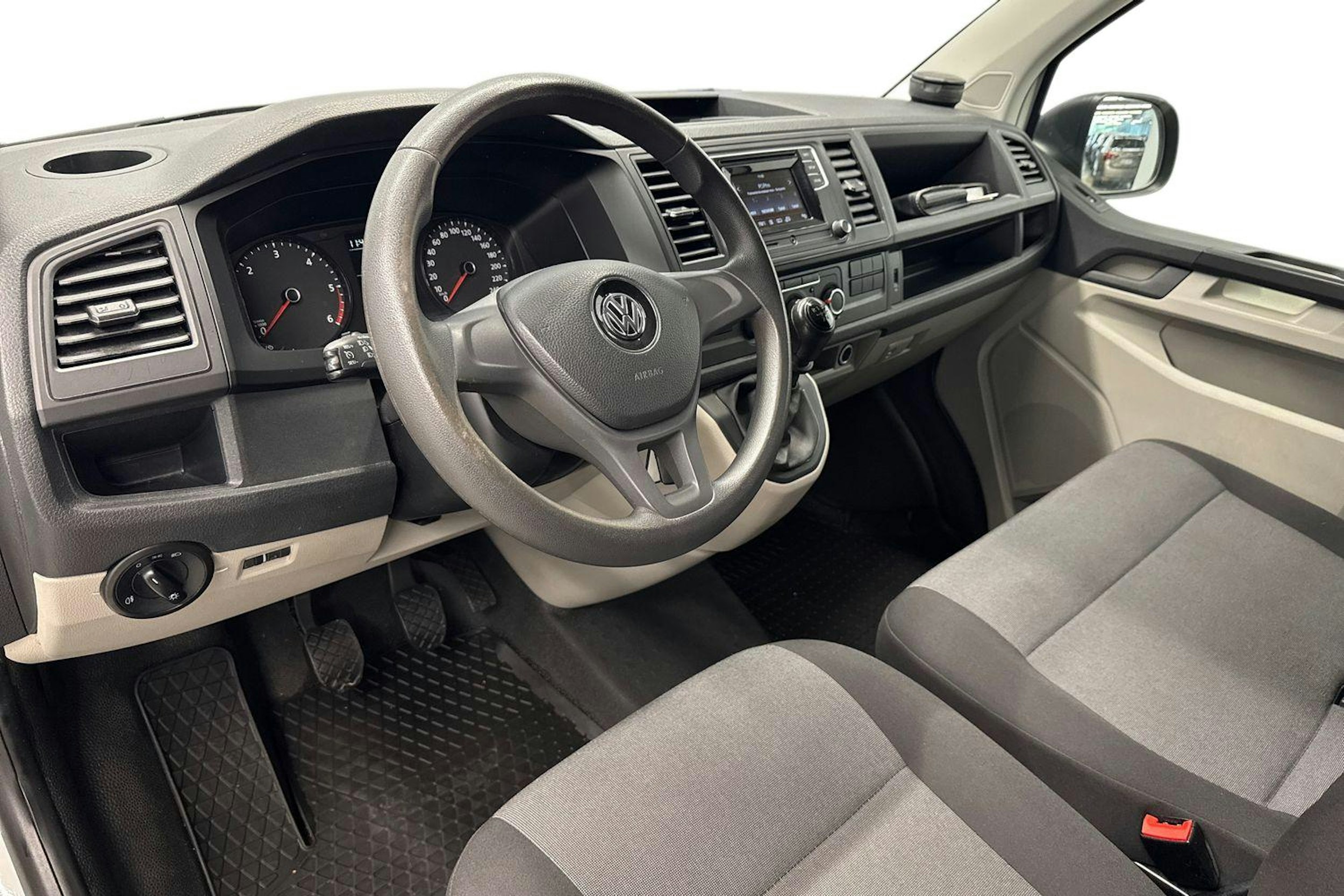 valkoinen Volkswagen Transporter 2018 kuva 7.
