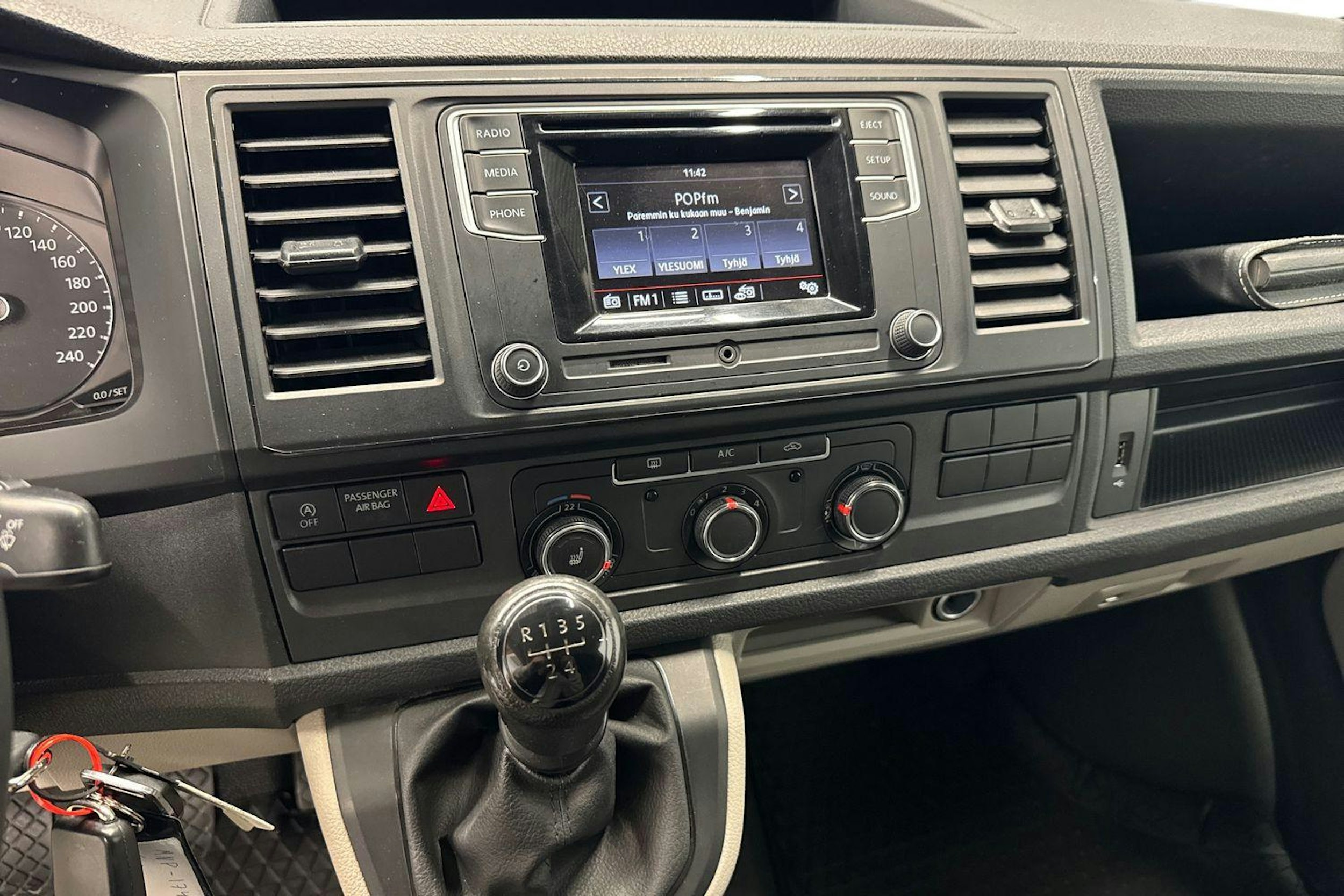 valkoinen Volkswagen Transporter 2018 kuva 10.