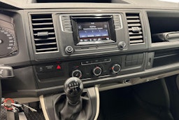 valkoinen Volkswagen Transporter 2018 kuva 10.