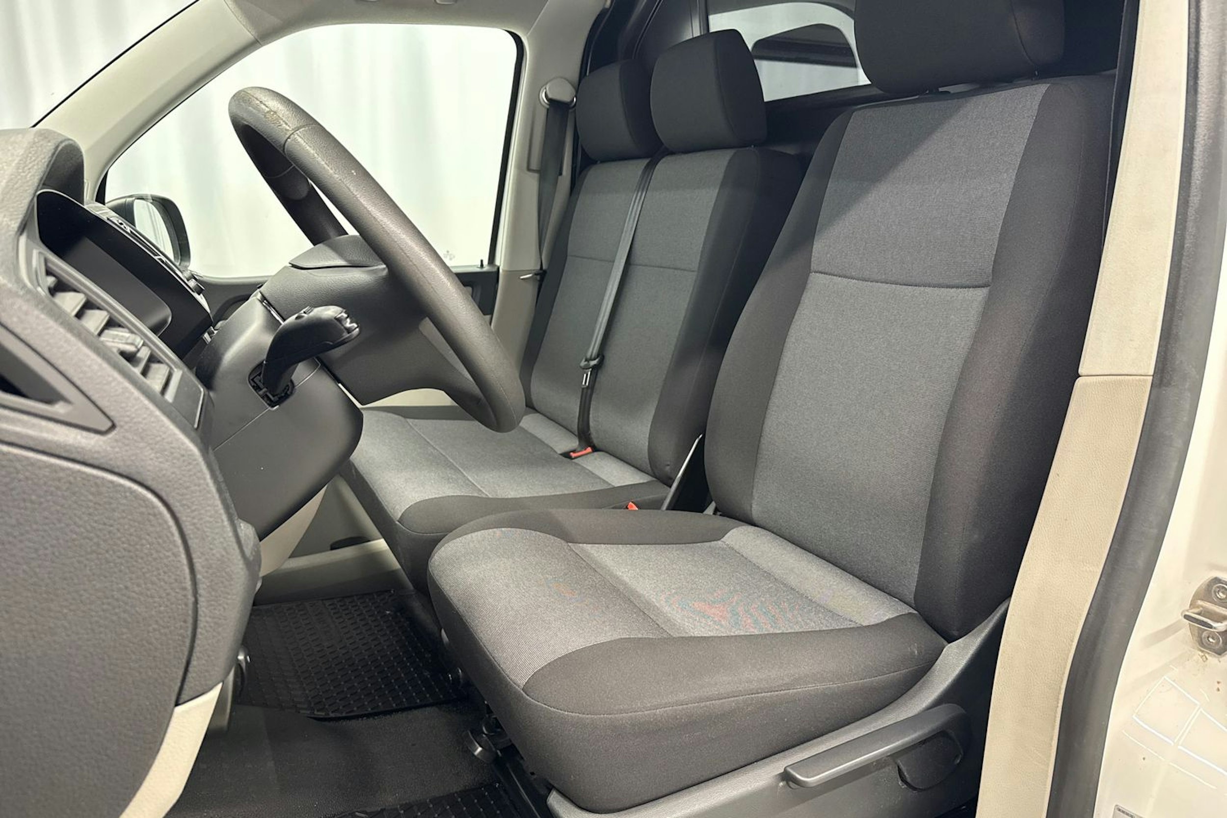 valkoinen Volkswagen Transporter 2018 kuva 15.
