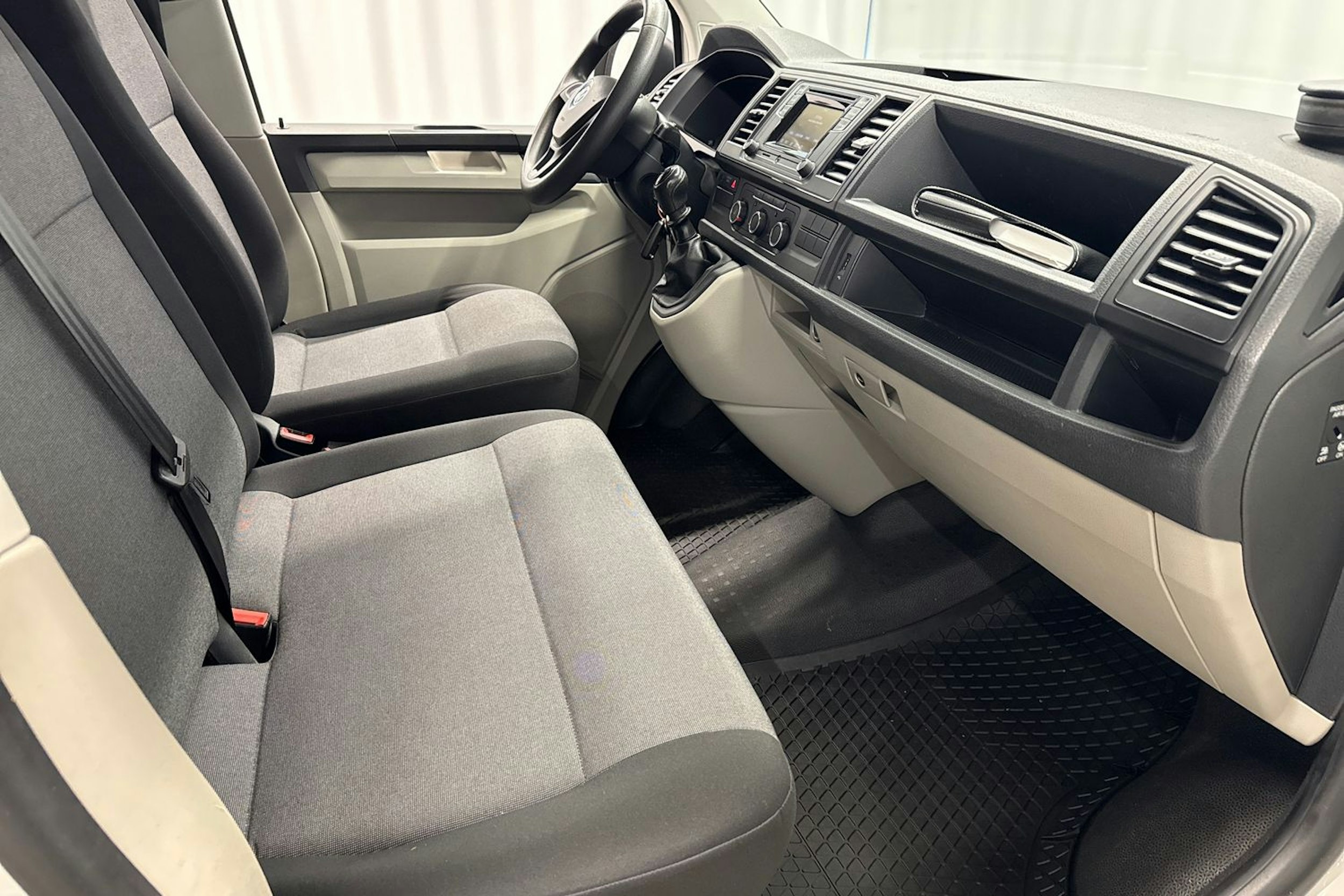 valkoinen Volkswagen Transporter 2018 kuva 16.