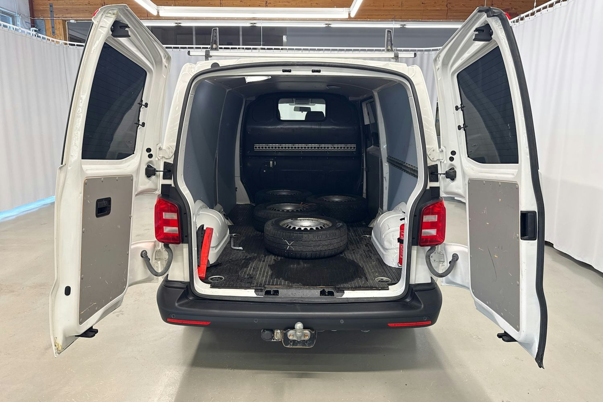 valkoinen Volkswagen Transporter 2018 kuva 17.
