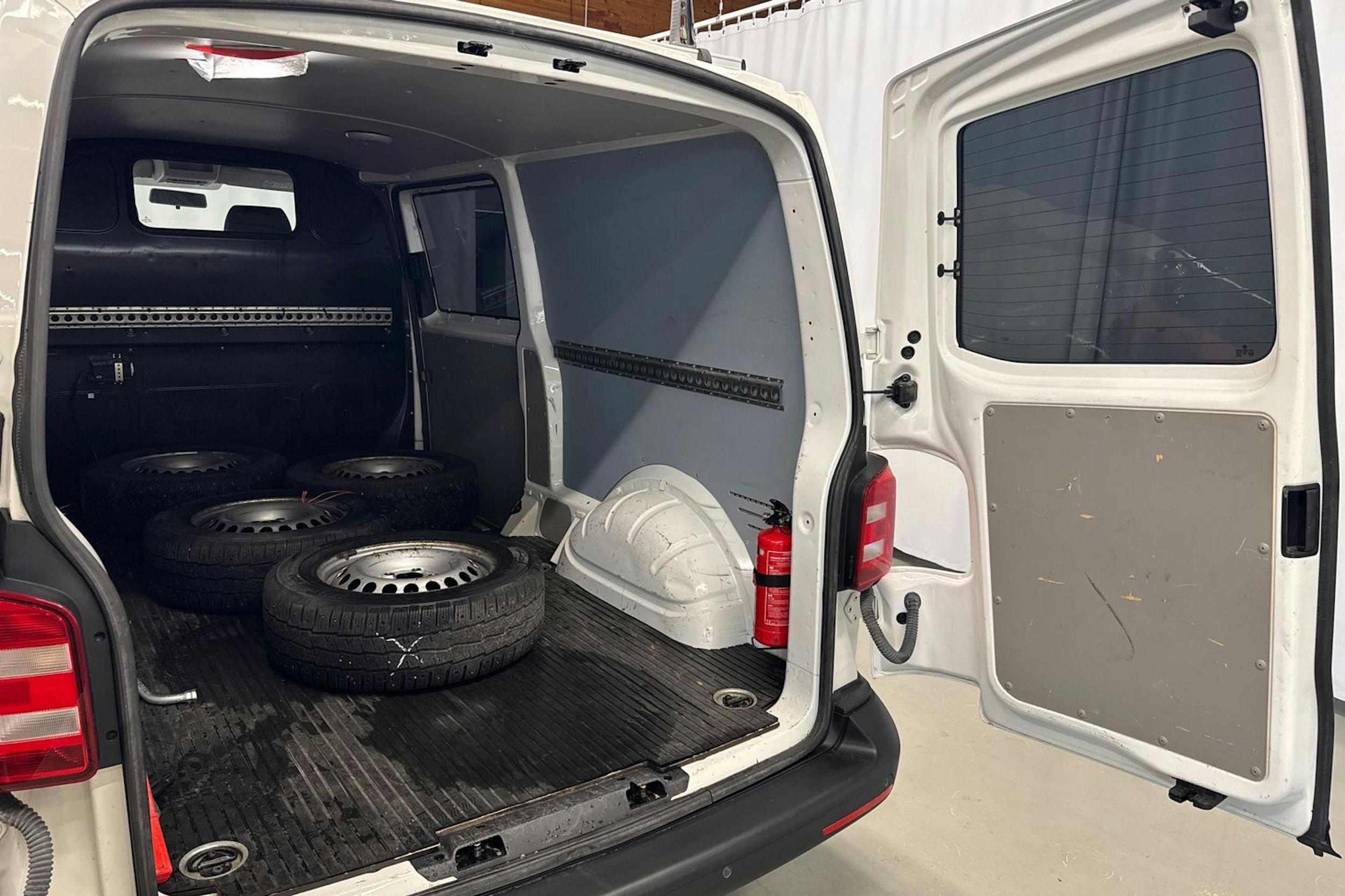 valkoinen Volkswagen Transporter 2018 kuva 18.