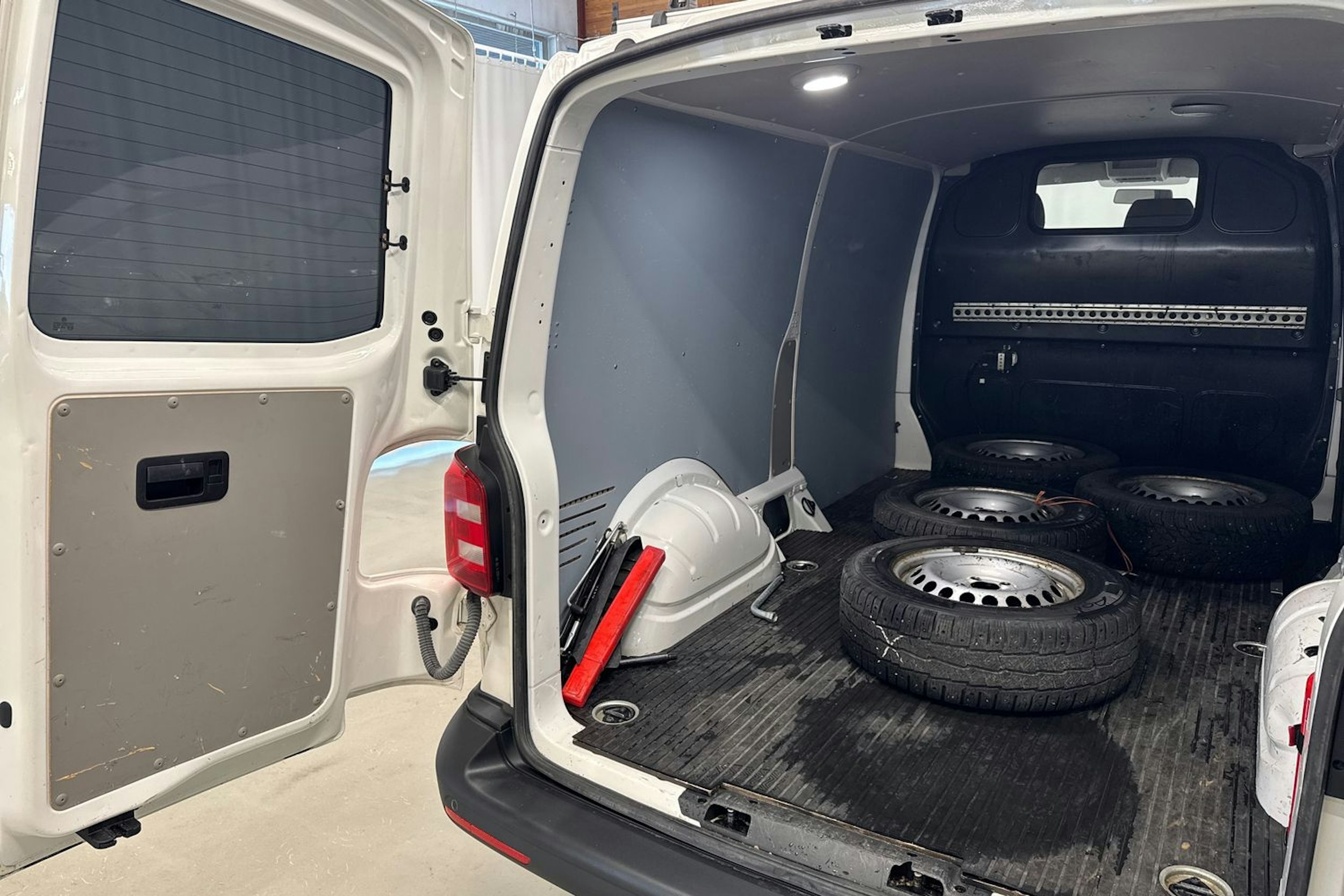 valkoinen Volkswagen Transporter 2018 kuva 19.