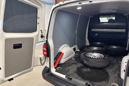 valkoinen Volkswagen Transporter 2018 kuva 19.