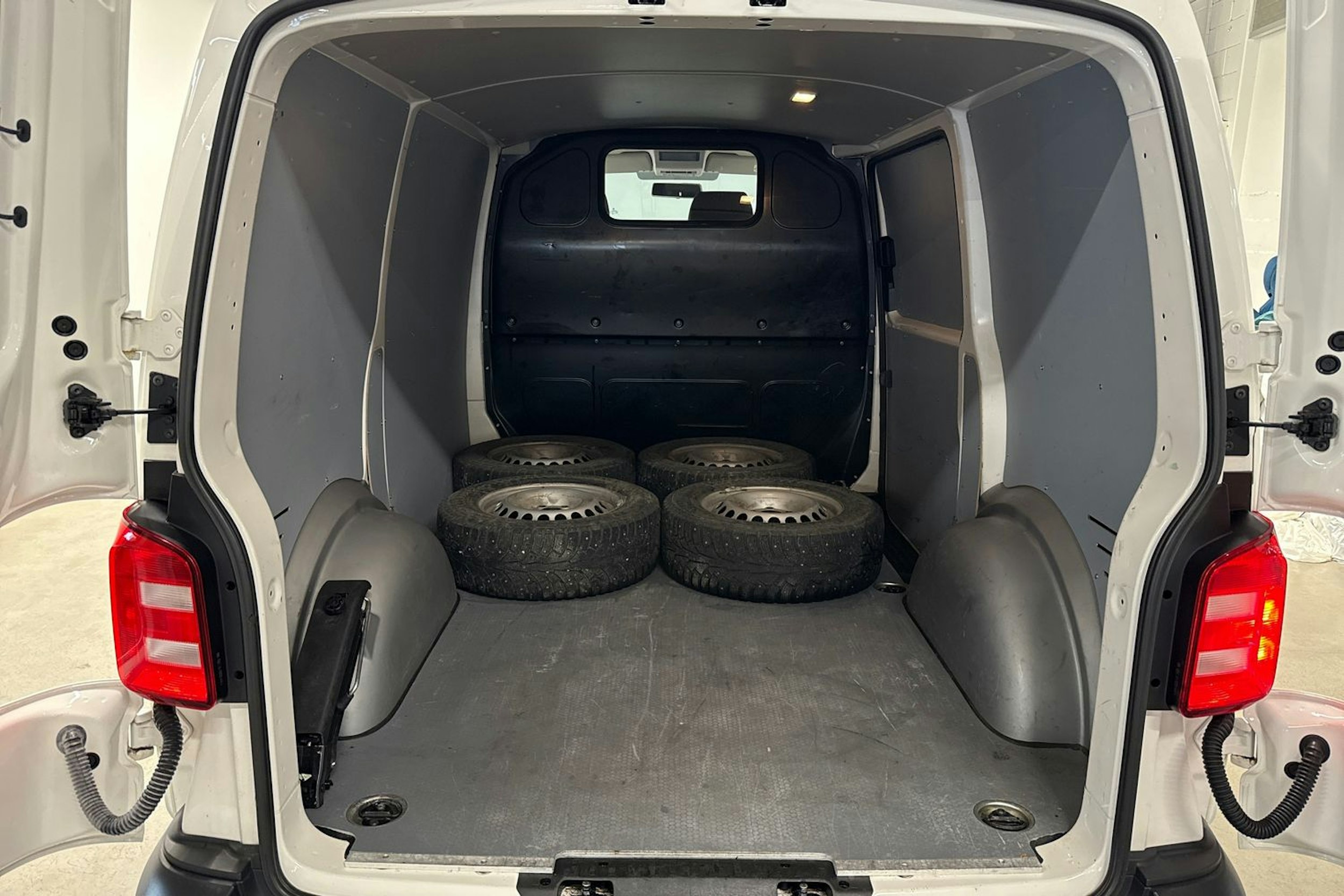Valkoinen Volkswagen TRANSPORTER 2018 kuva 14.