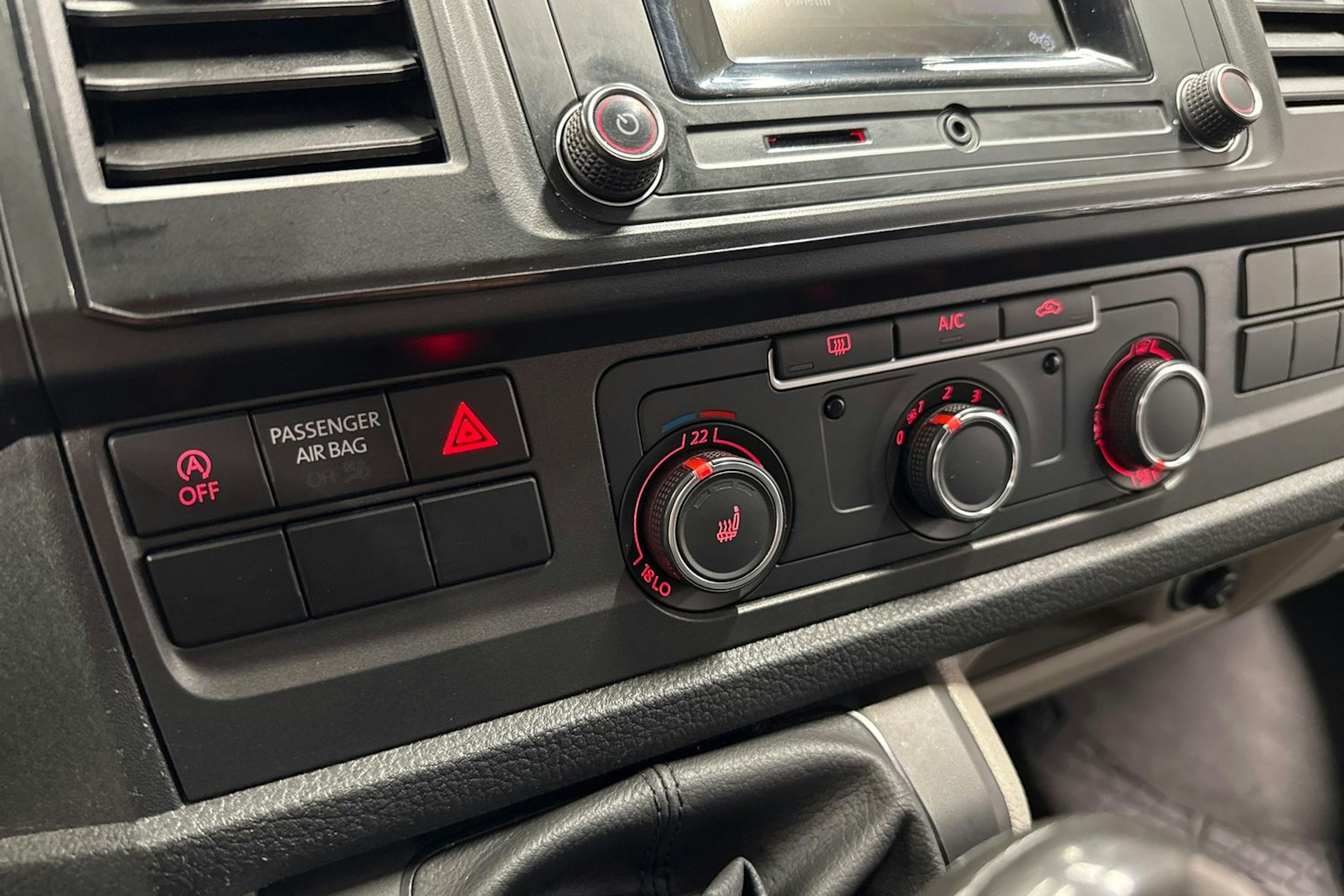 Valkoinen Volkswagen TRANSPORTER 2018 kuva 17.
