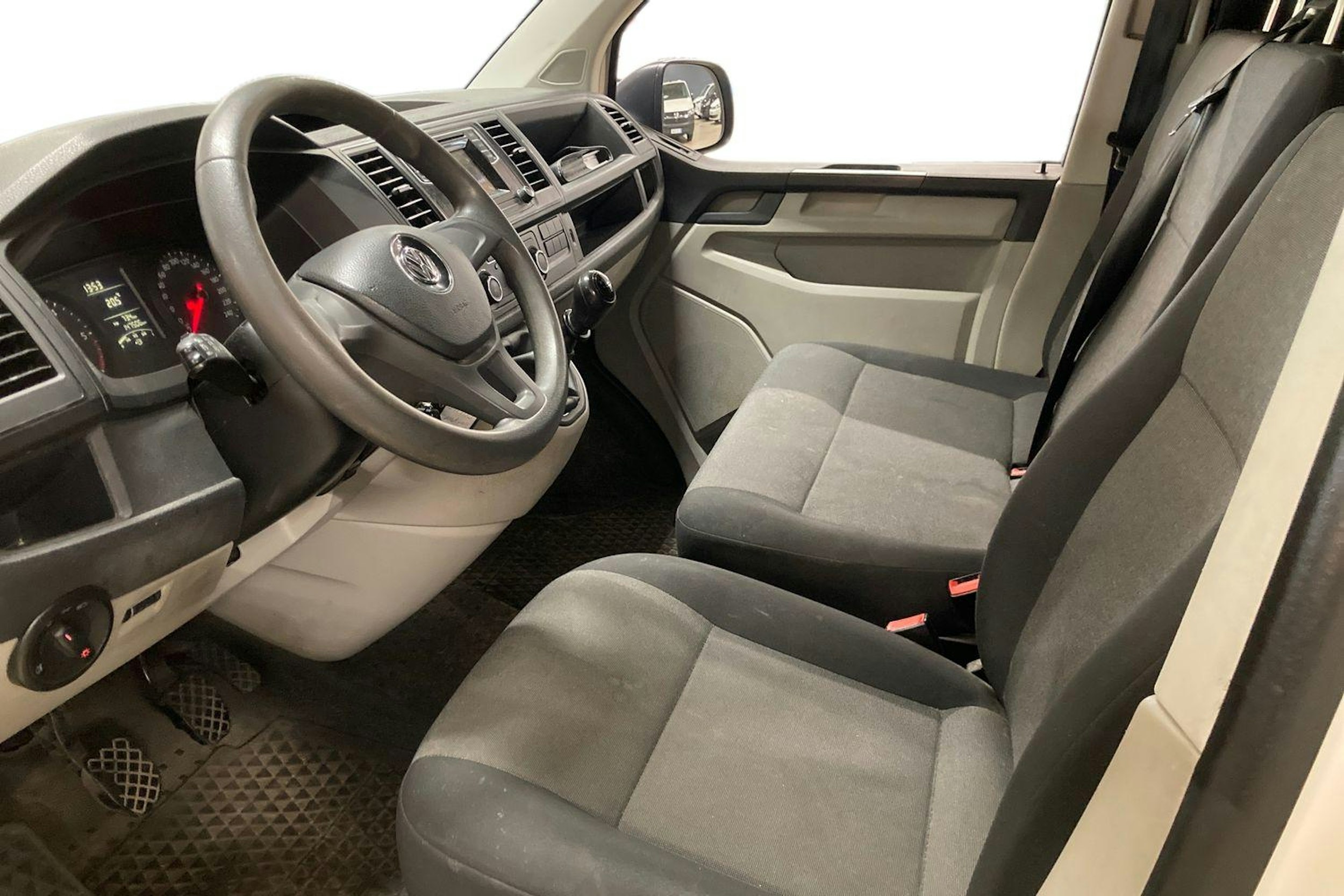 valkoinen Volkswagen Transporter 2018 kuva 3.