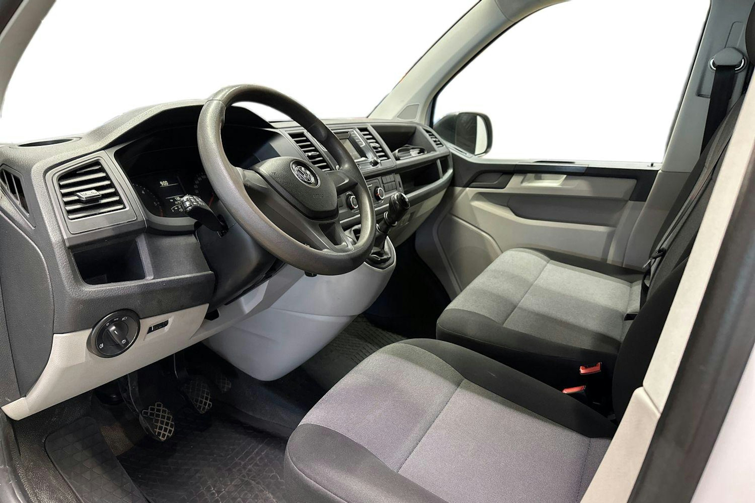 valkoinen Volkswagen Transporter 2018 kuva 7.
