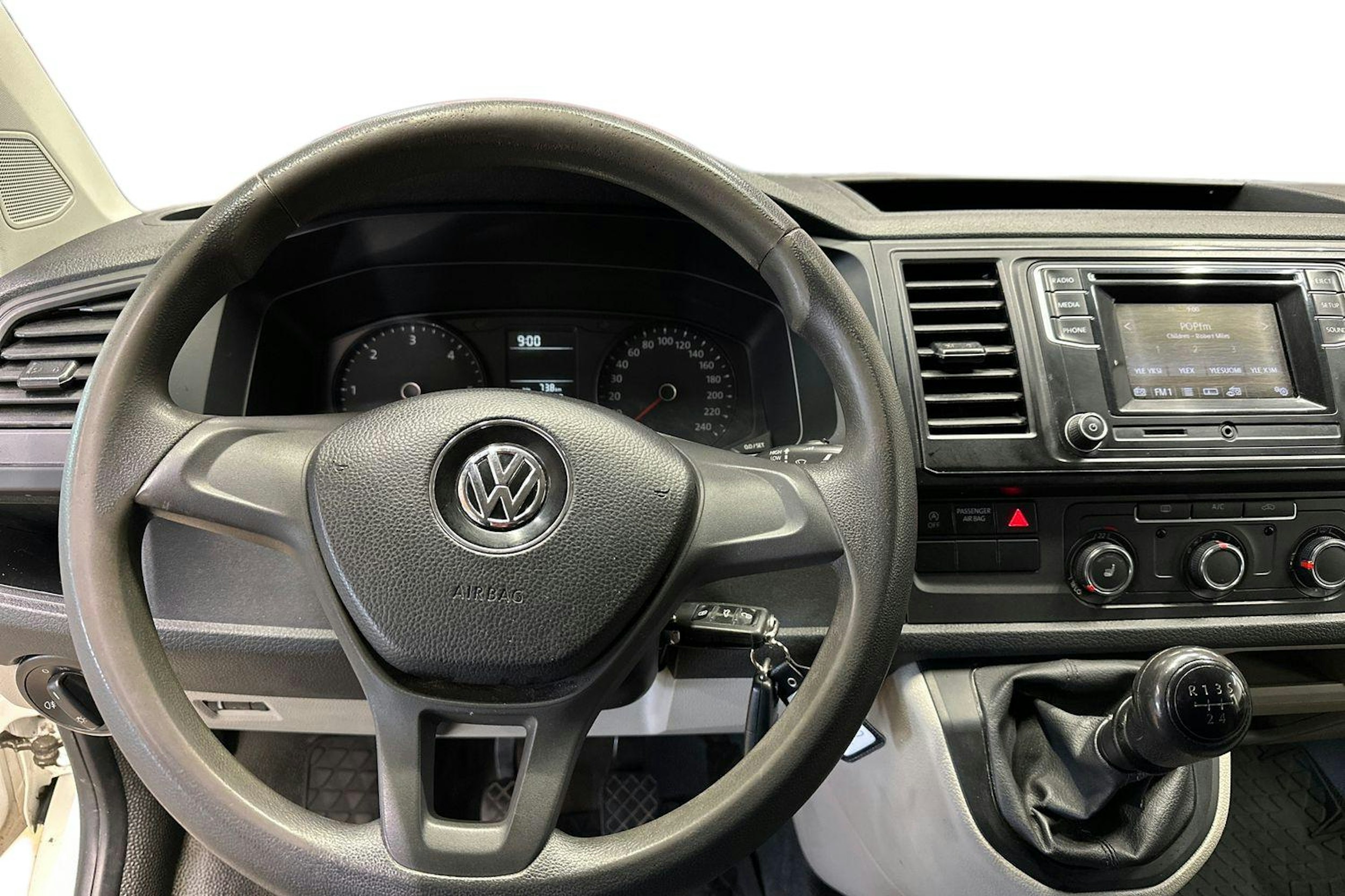 valkoinen Volkswagen Transporter 2018 kuva 9.