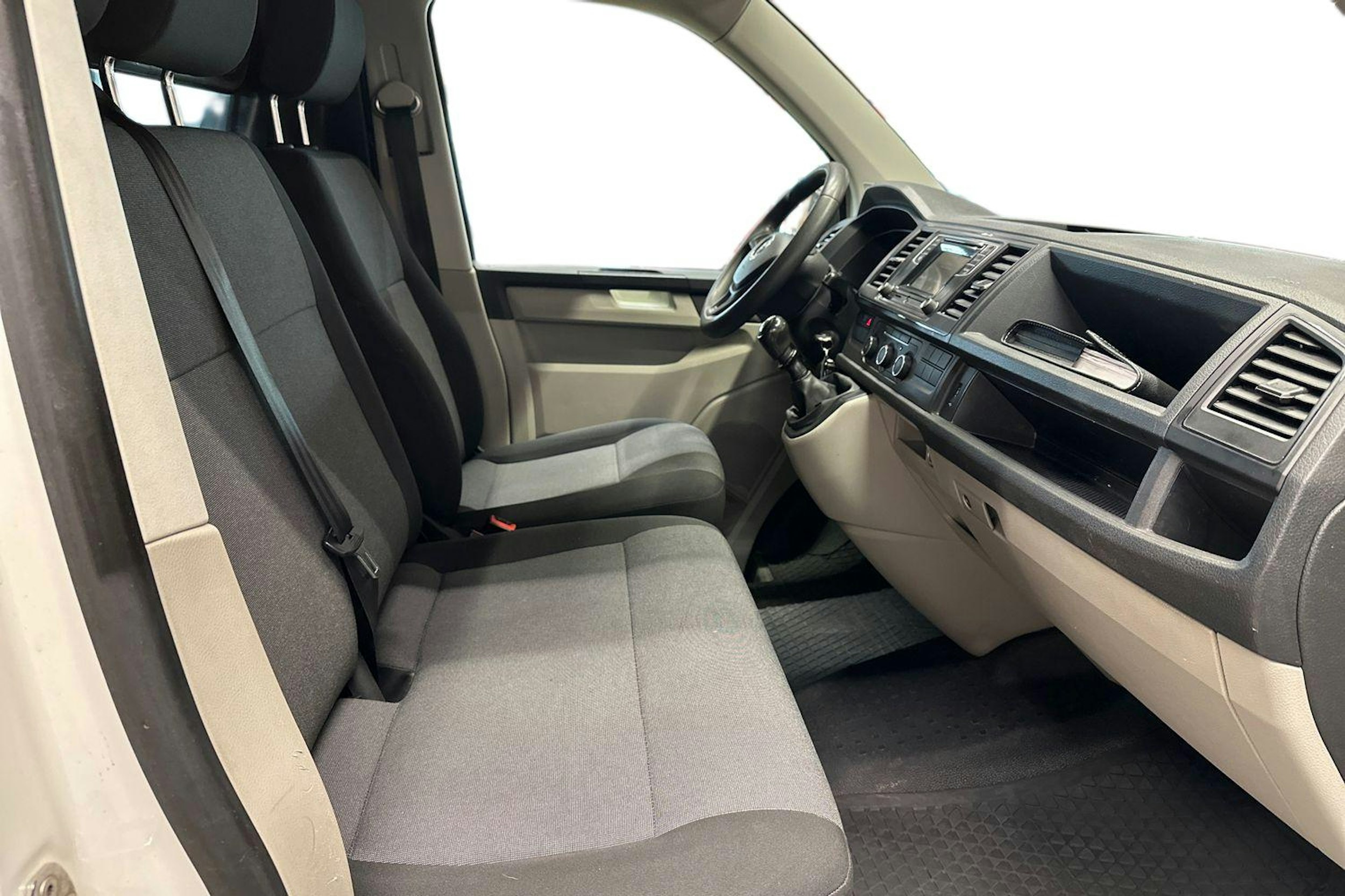 valkoinen Volkswagen Transporter 2018 kuva 10.