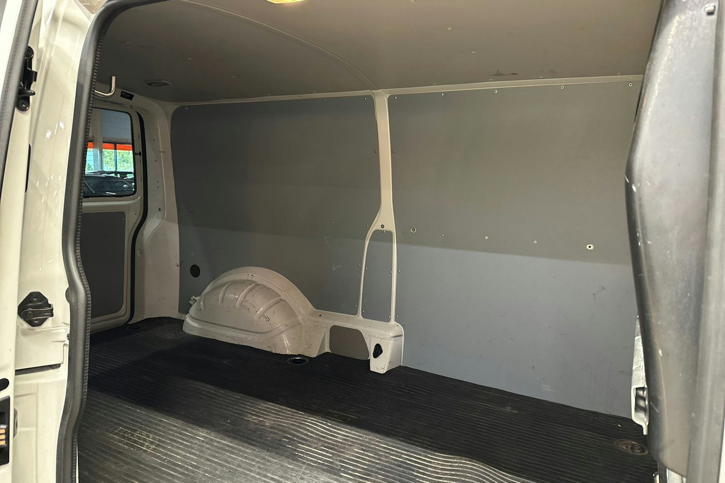 valkoinen Volkswagen Transporter 2018 kuva 13.