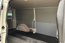 valkoinen Volkswagen Transporter 2018 kuva 13.