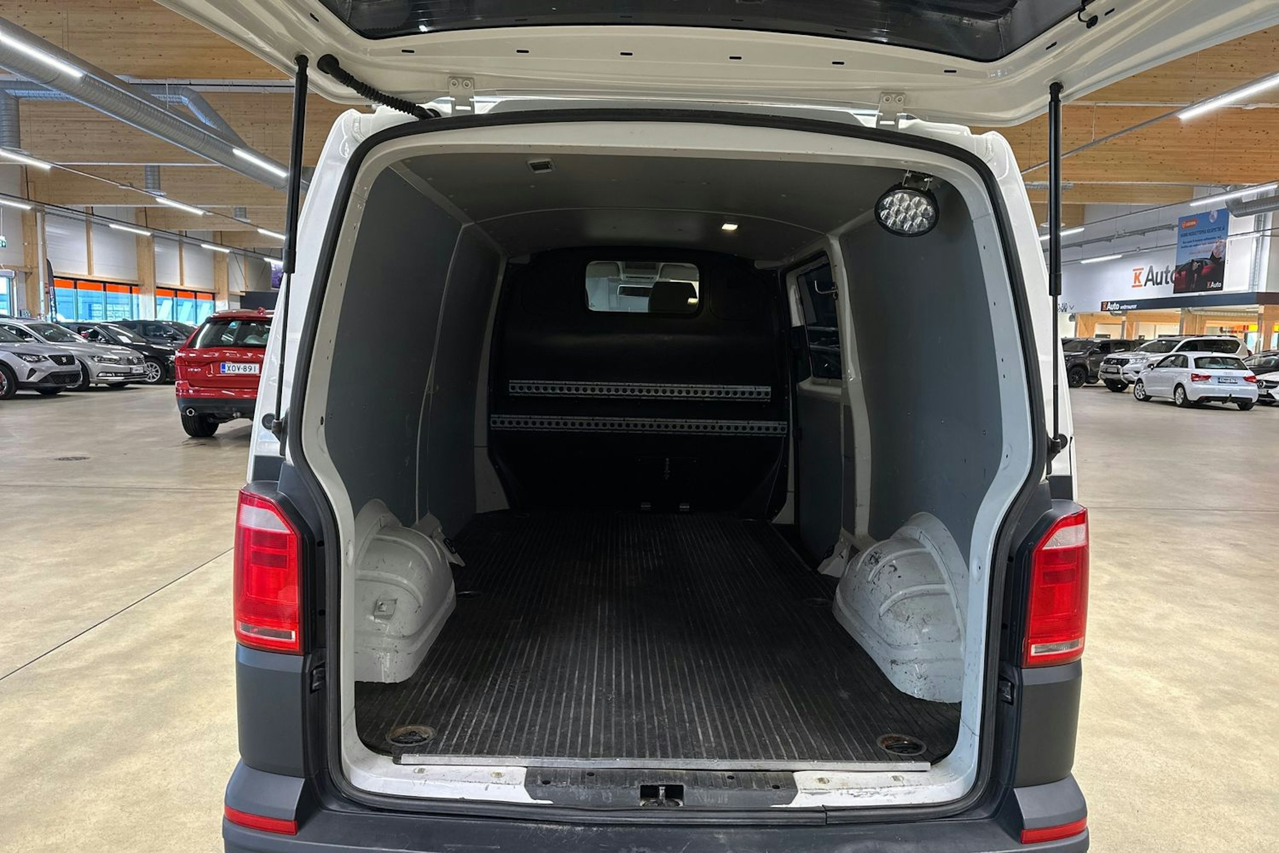 valkoinen Volkswagen Transporter 2018 kuva 14.