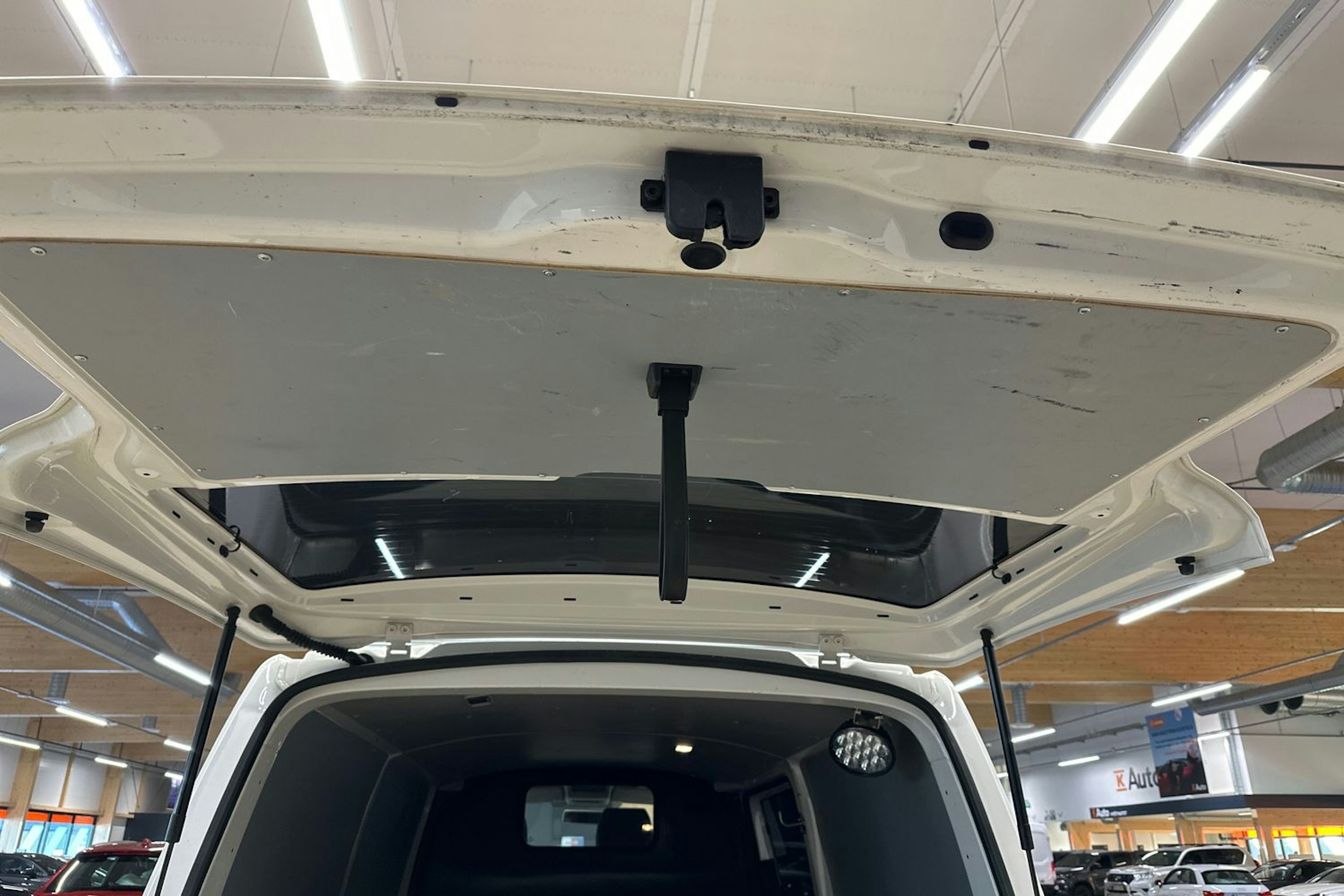 valkoinen Volkswagen Transporter 2018 kuva 15.
