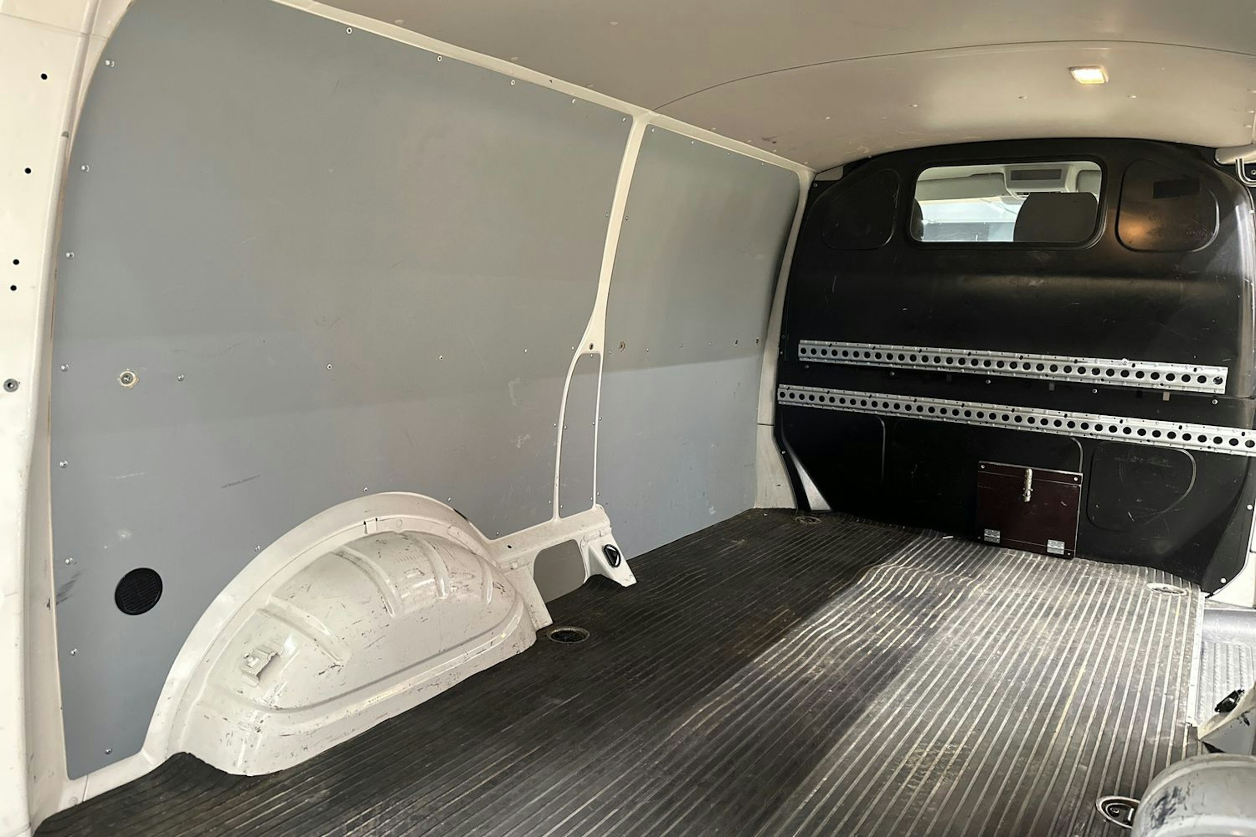 valkoinen Volkswagen Transporter 2018 kuva 16.