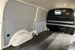 valkoinen Volkswagen Transporter 2018 kuva 16.