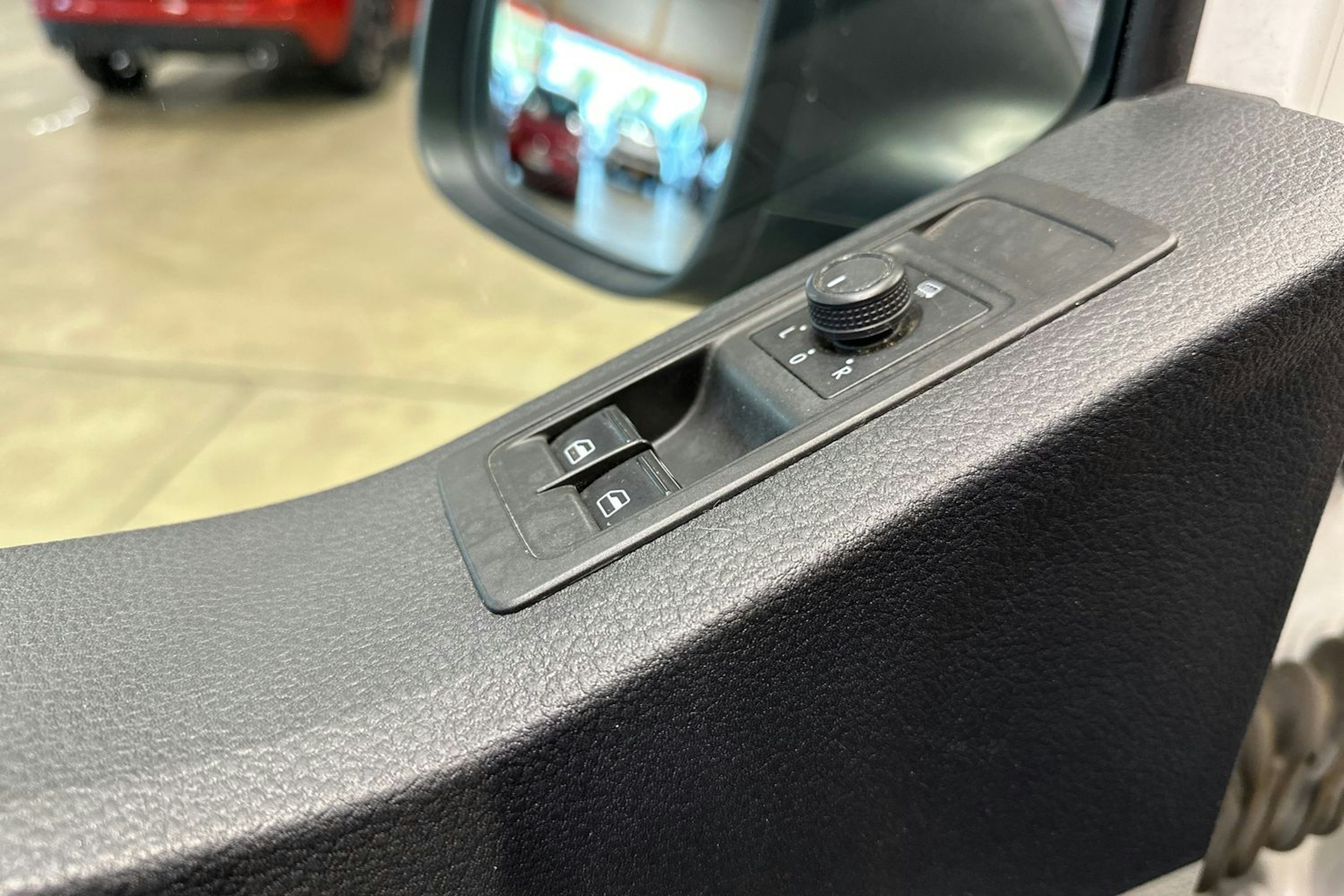 valkoinen Volkswagen Transporter 2018 kuva 18.