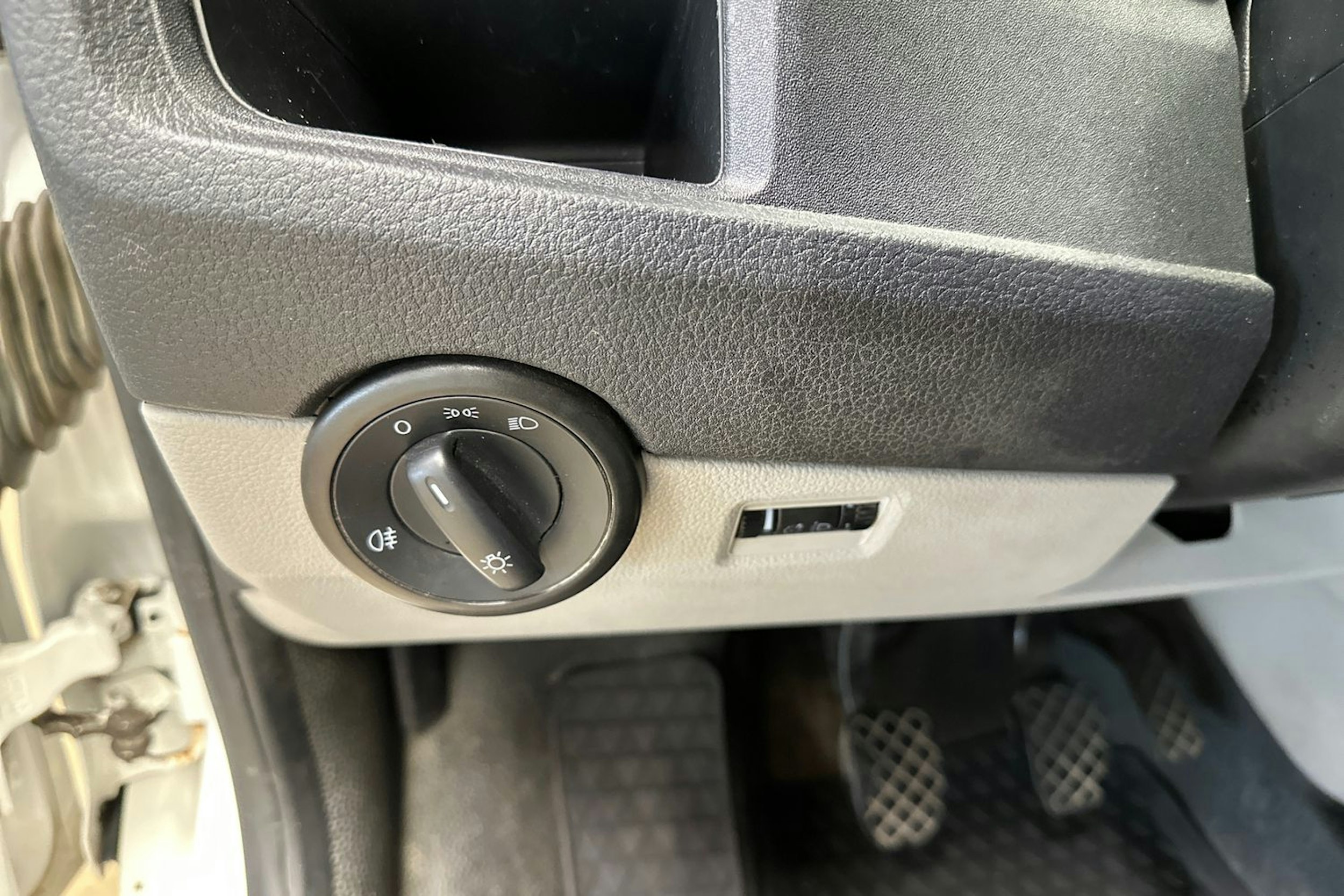 valkoinen Volkswagen Transporter 2018 kuva 19.