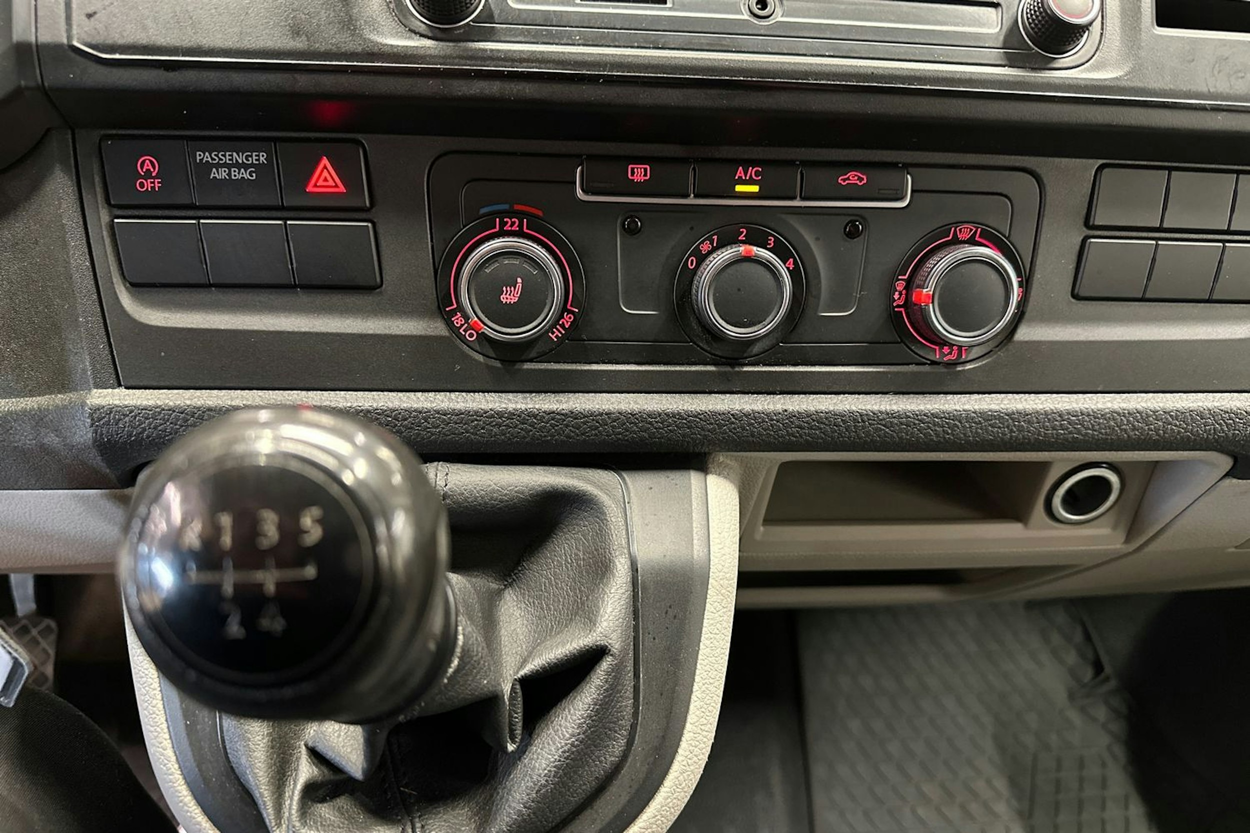 valkoinen Volkswagen Transporter 2018 kuva 21.