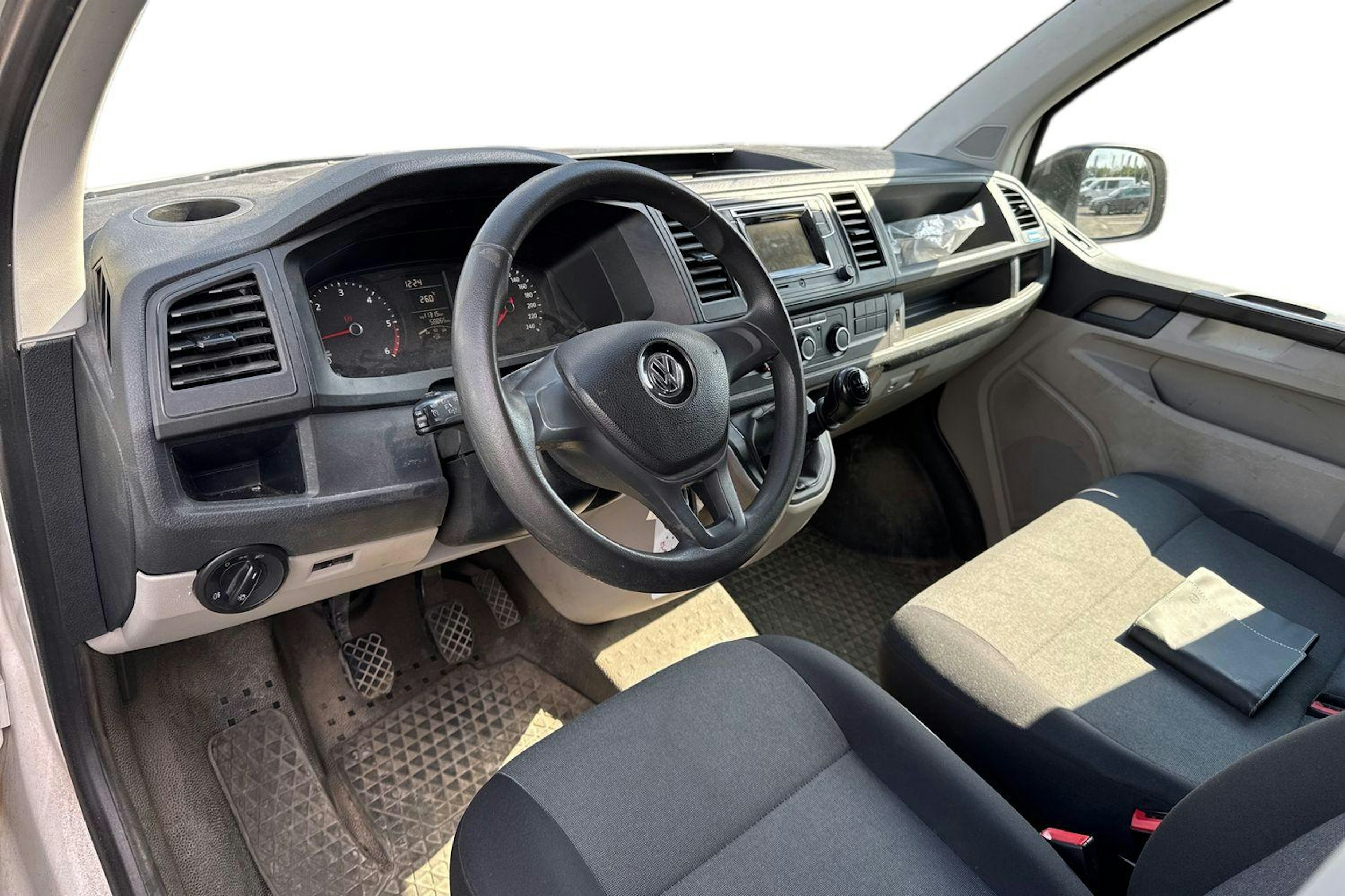 valkoinen Volkswagen Transporter 2018 kuva 3.