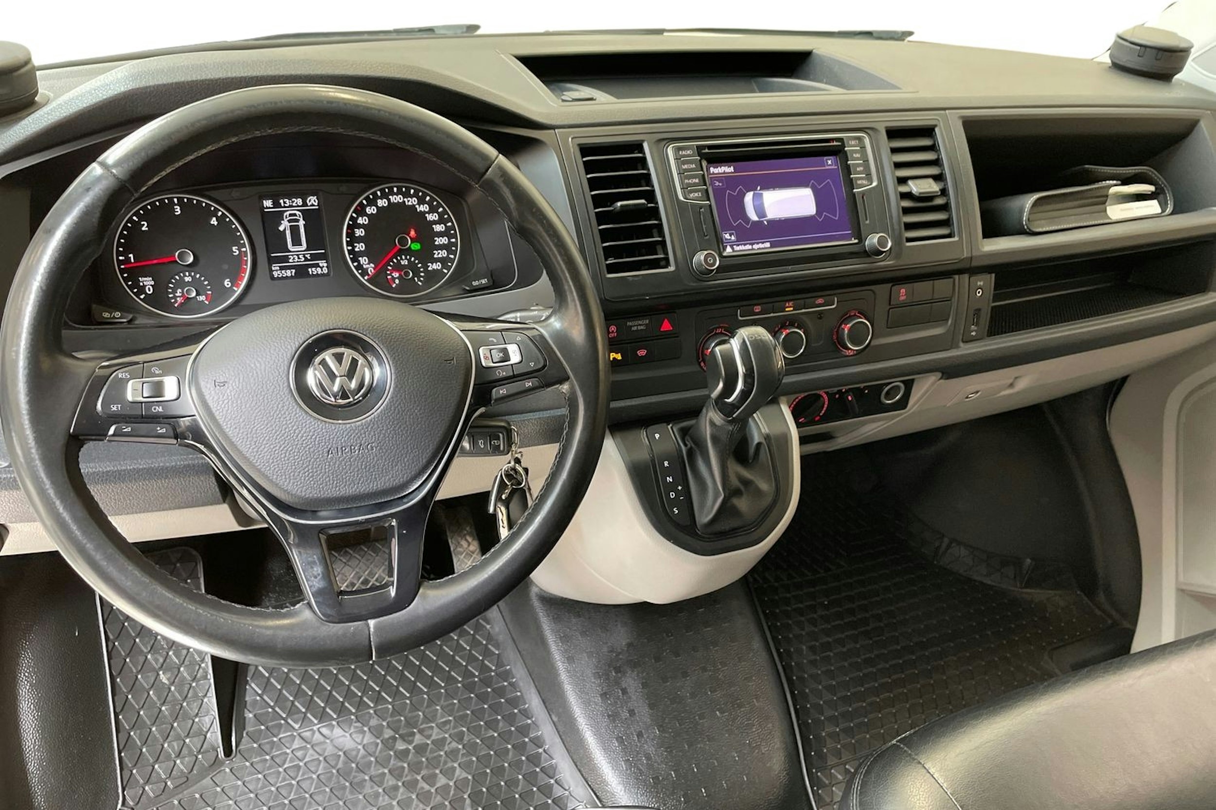 valkoinen Volkswagen Transporter 2018 kuva 9.