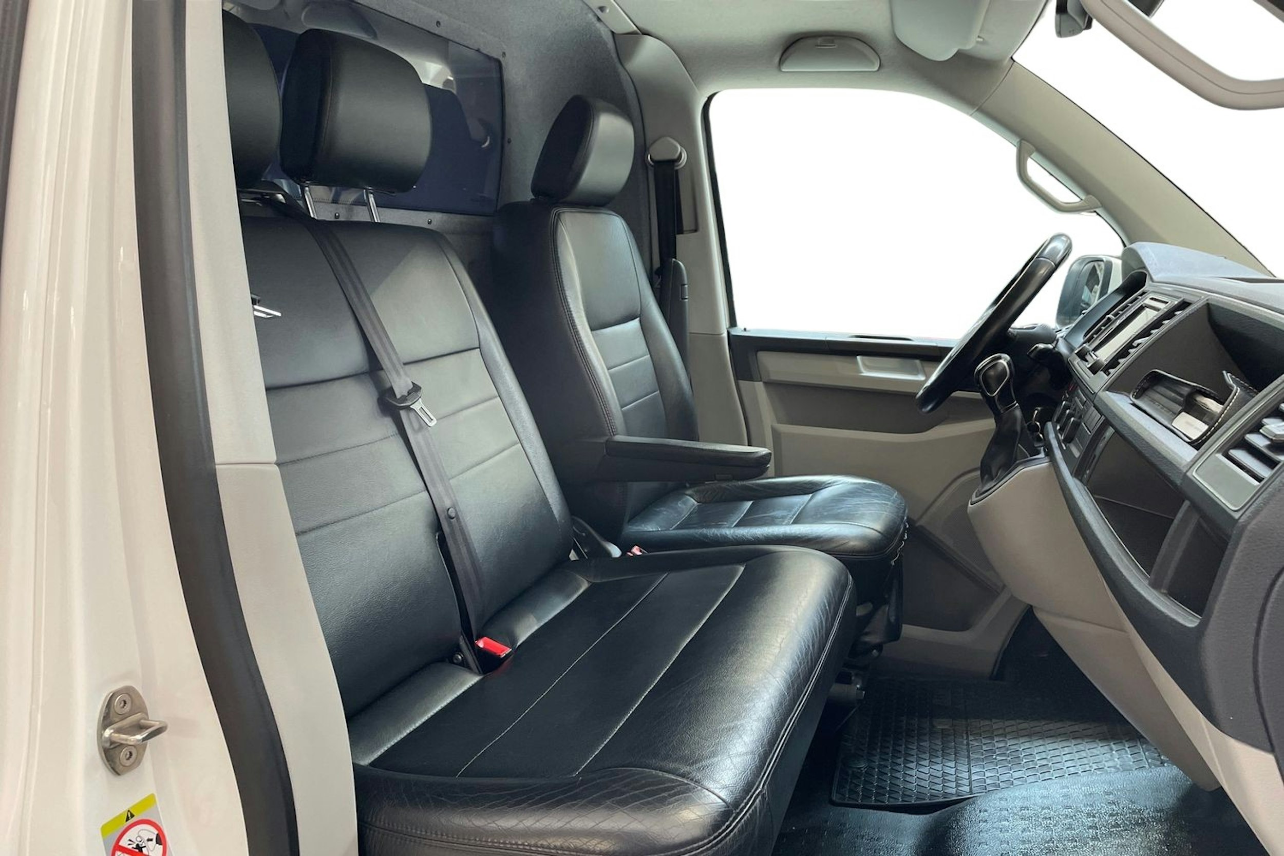 valkoinen Volkswagen Transporter 2018 kuva 10.