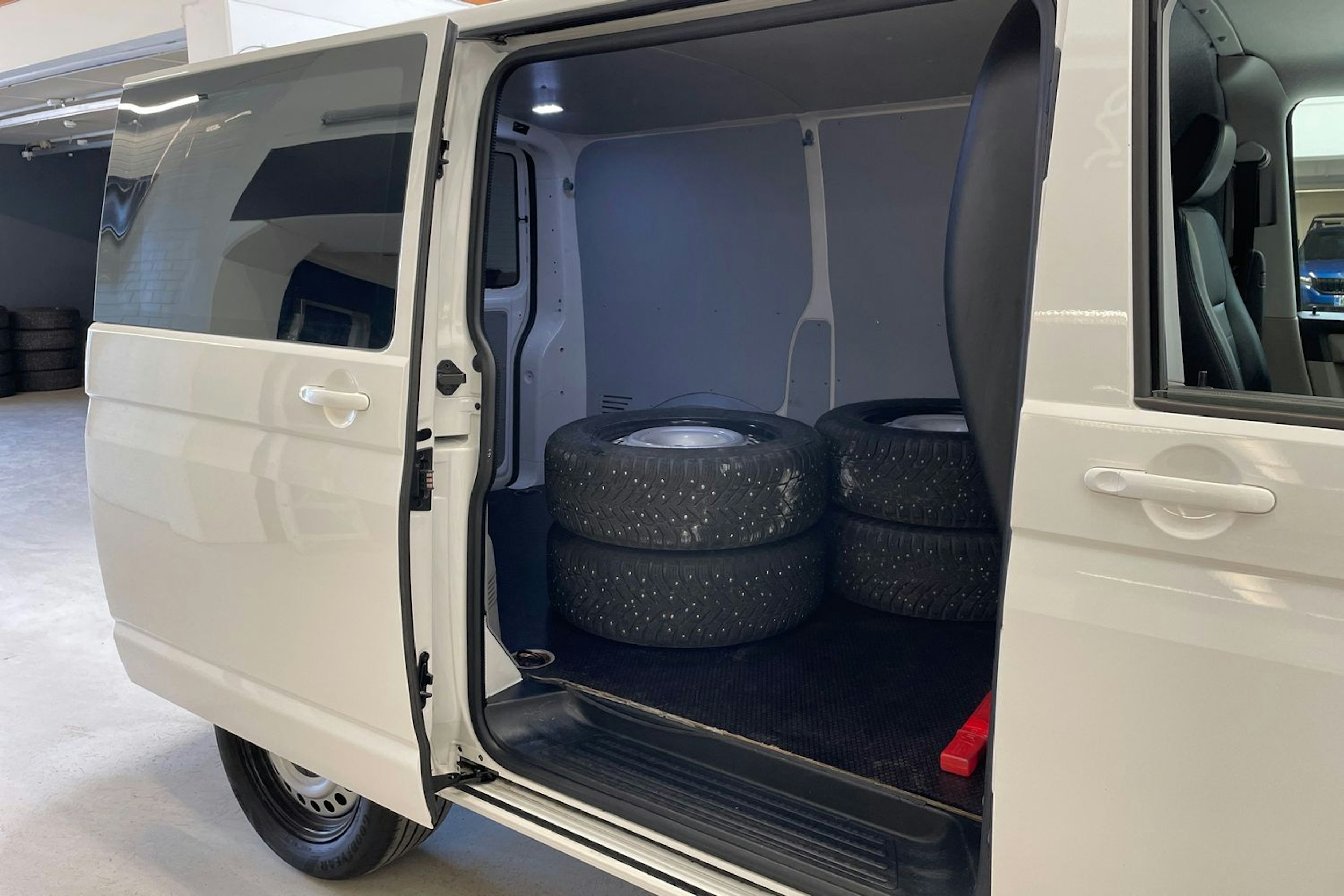 valkoinen Volkswagen Transporter 2018 kuva 13.