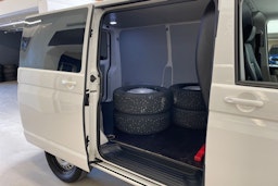 valkoinen Volkswagen Transporter 2018 kuva 13.