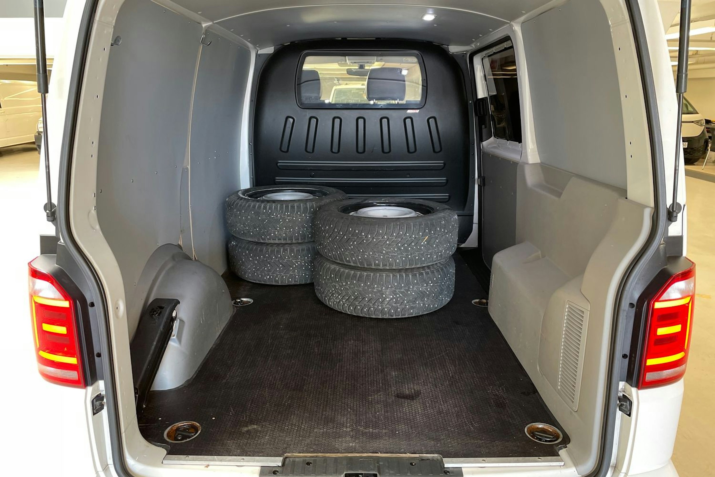 valkoinen Volkswagen Transporter 2018 kuva 14.