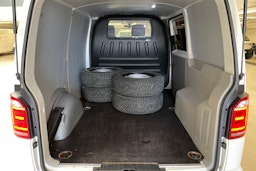 valkoinen Volkswagen Transporter 2018 kuva 14.