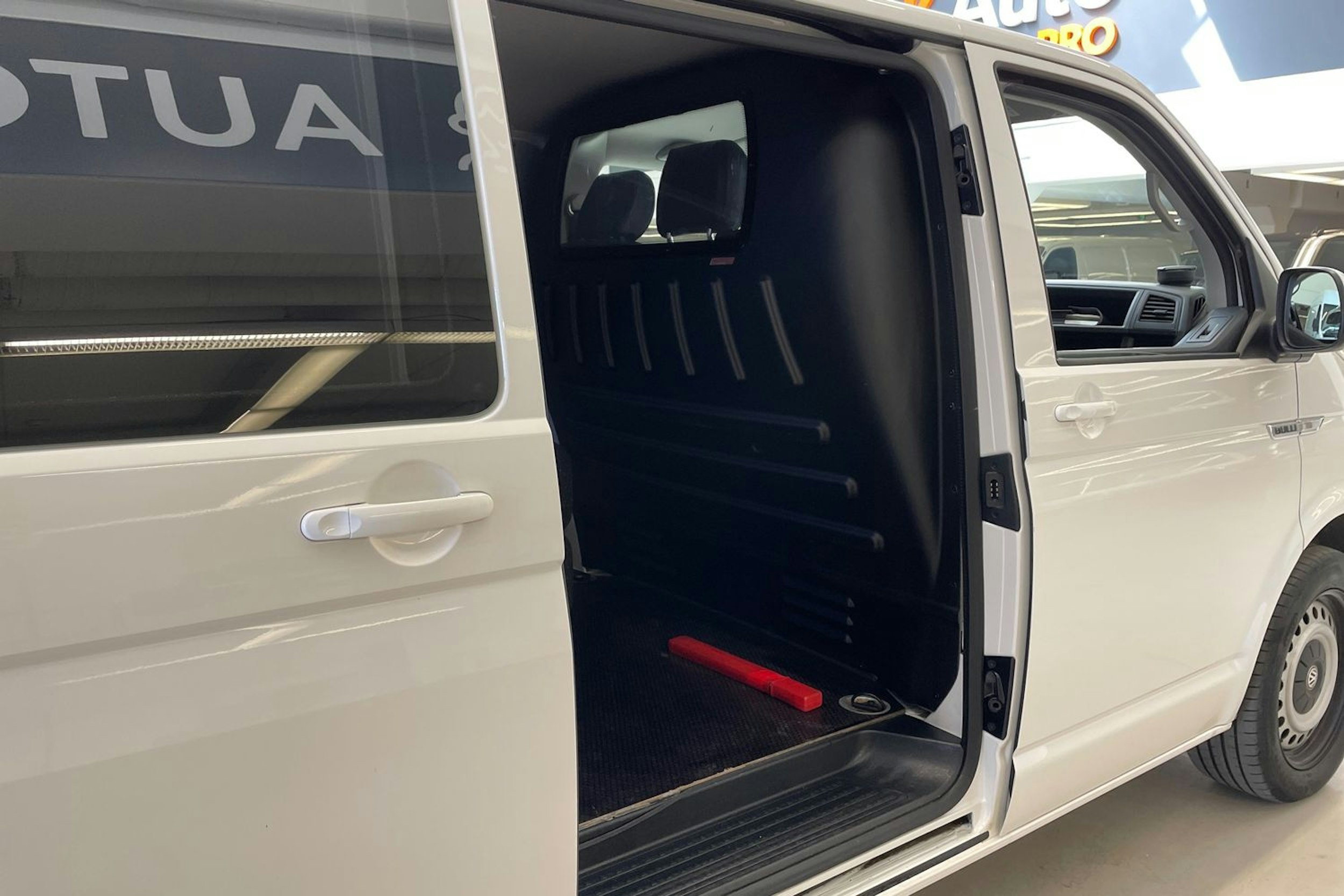 valkoinen Volkswagen Transporter 2018 kuva 15.