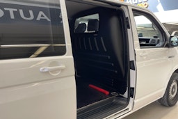 valkoinen Volkswagen Transporter 2018 kuva 15.