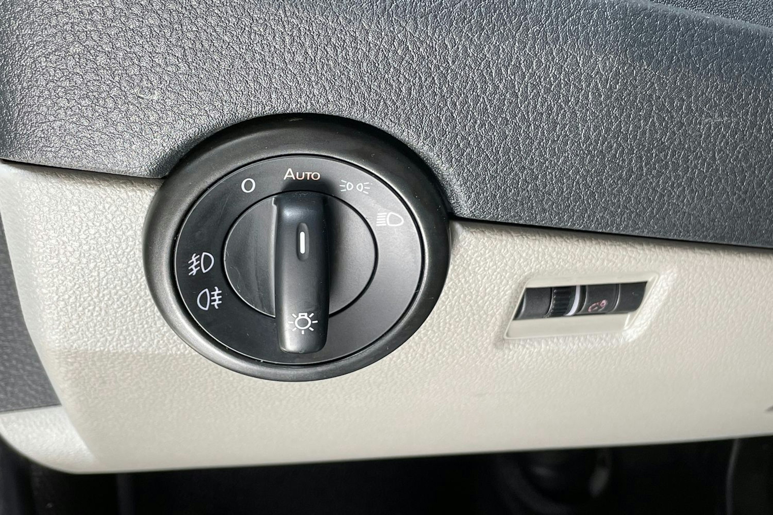 valkoinen Volkswagen Transporter 2018 kuva 19.