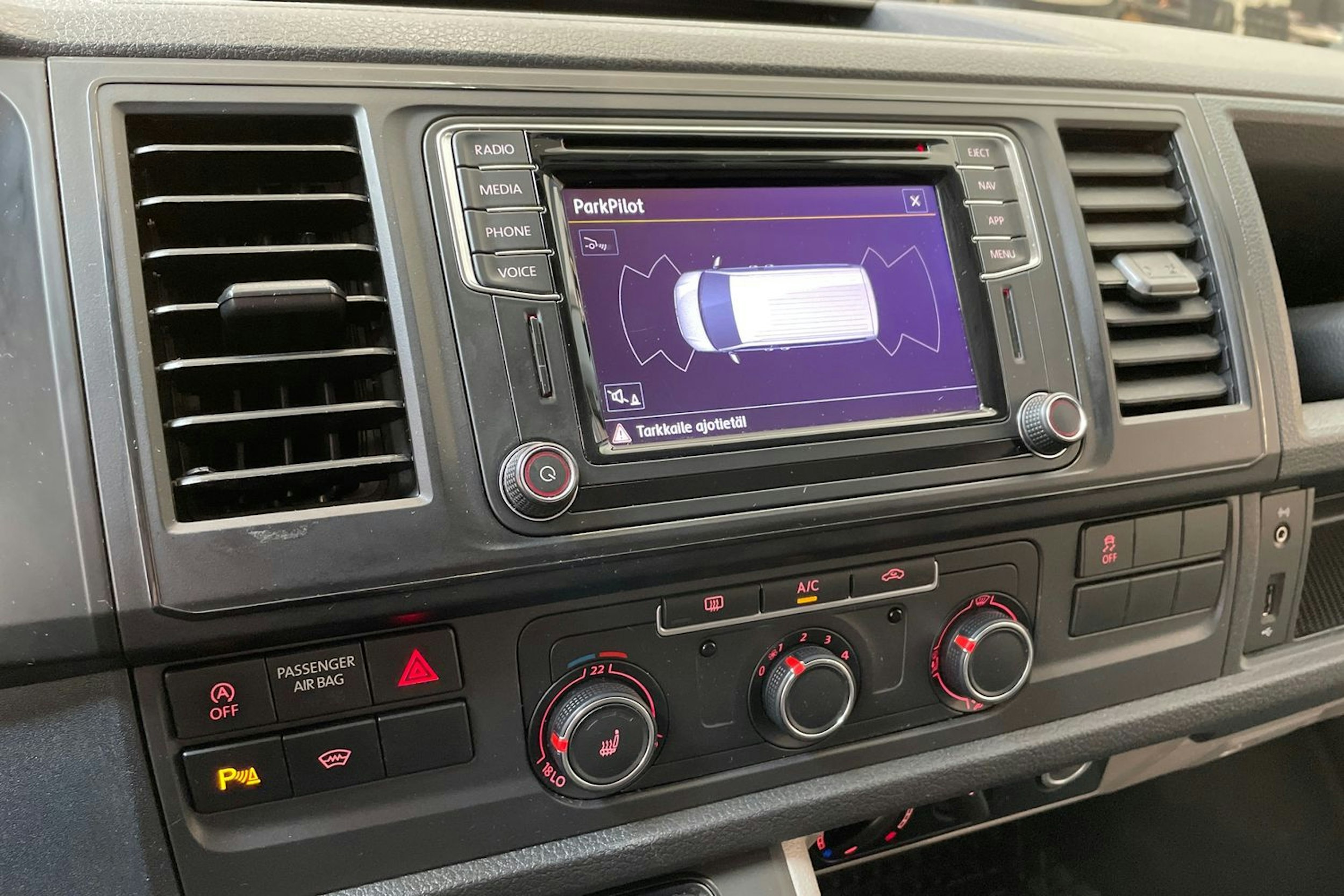 valkoinen Volkswagen Transporter 2018 kuva 20.