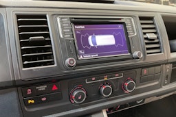 valkoinen Volkswagen Transporter 2018 kuva 20.
