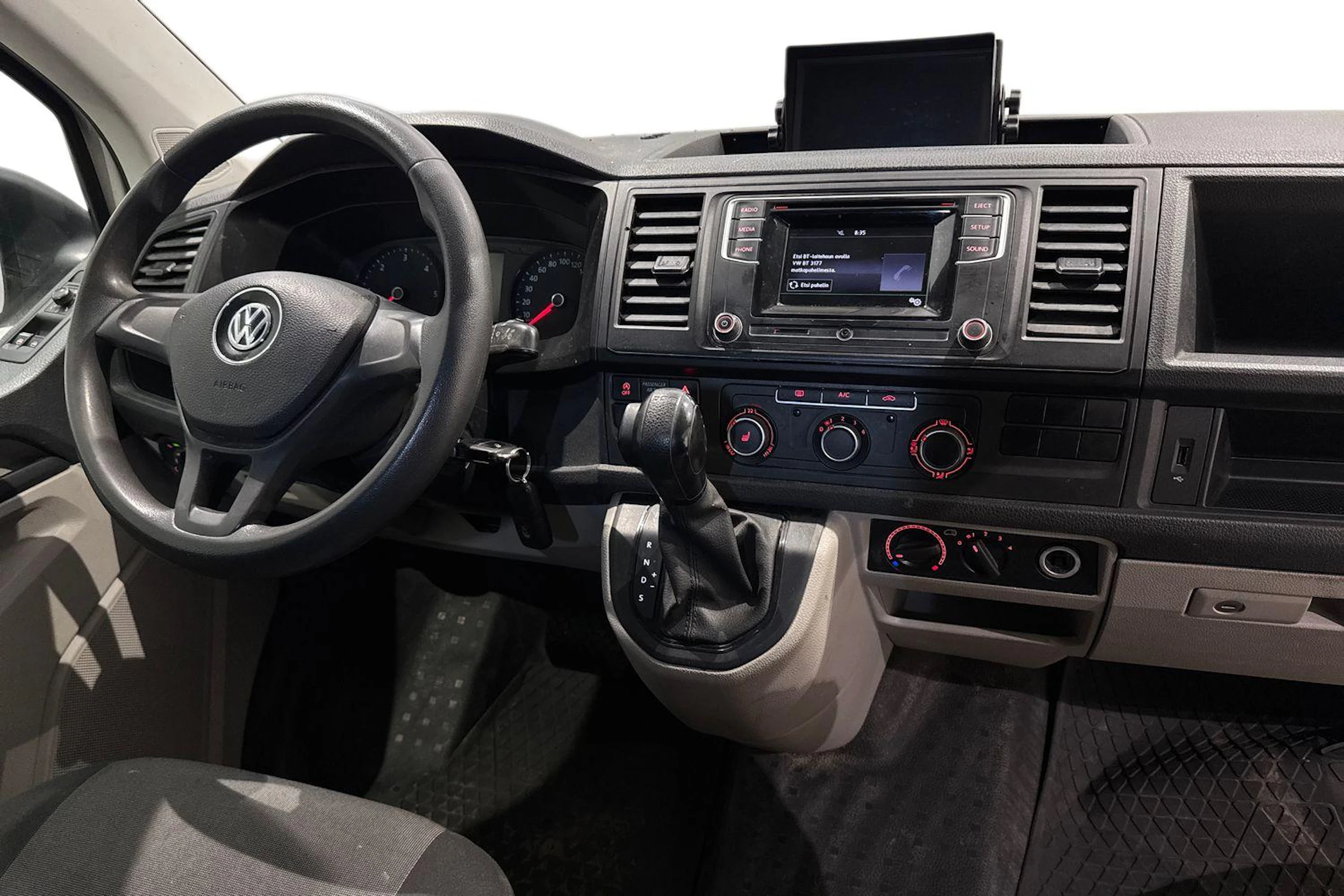 valkoinen Volkswagen Transporter 2018 kuva 9.