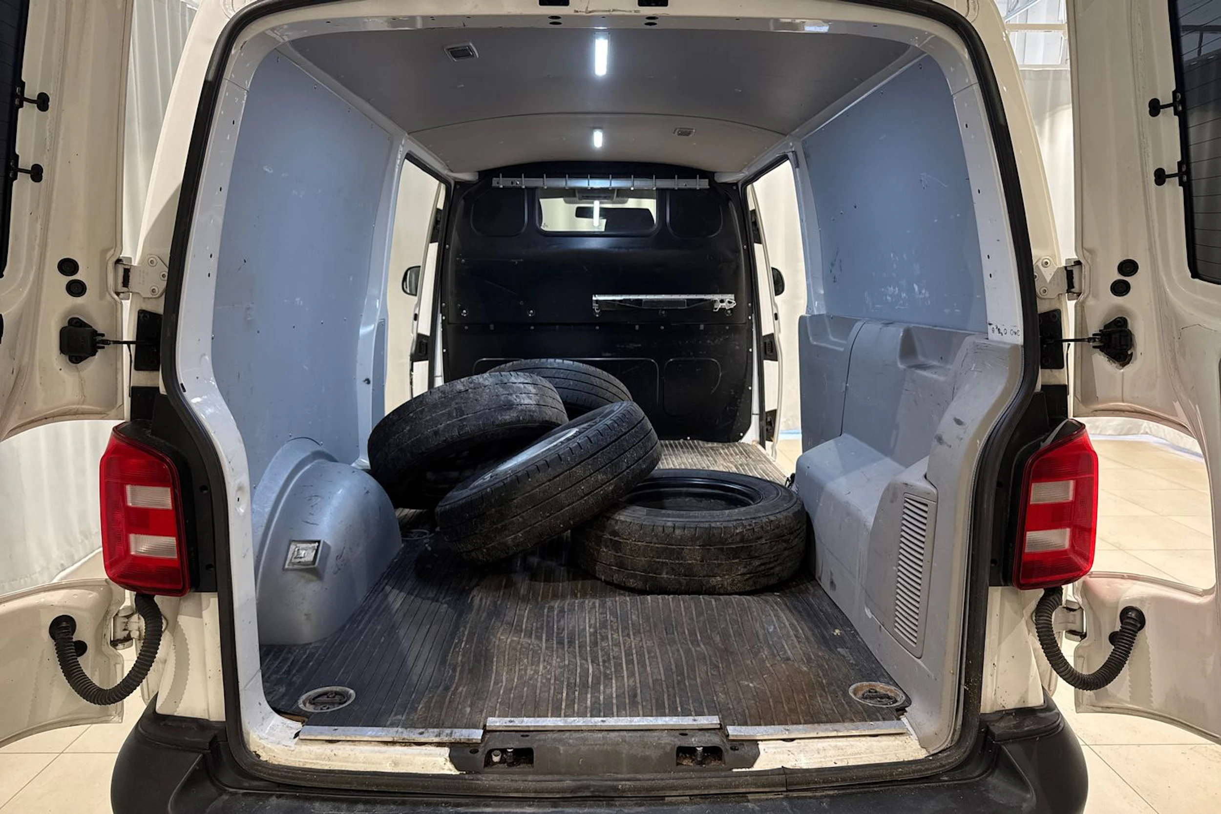 valkoinen Volkswagen Transporter 2018 kuva 15.