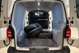 valkoinen Volkswagen Transporter 2018 kuva 15.