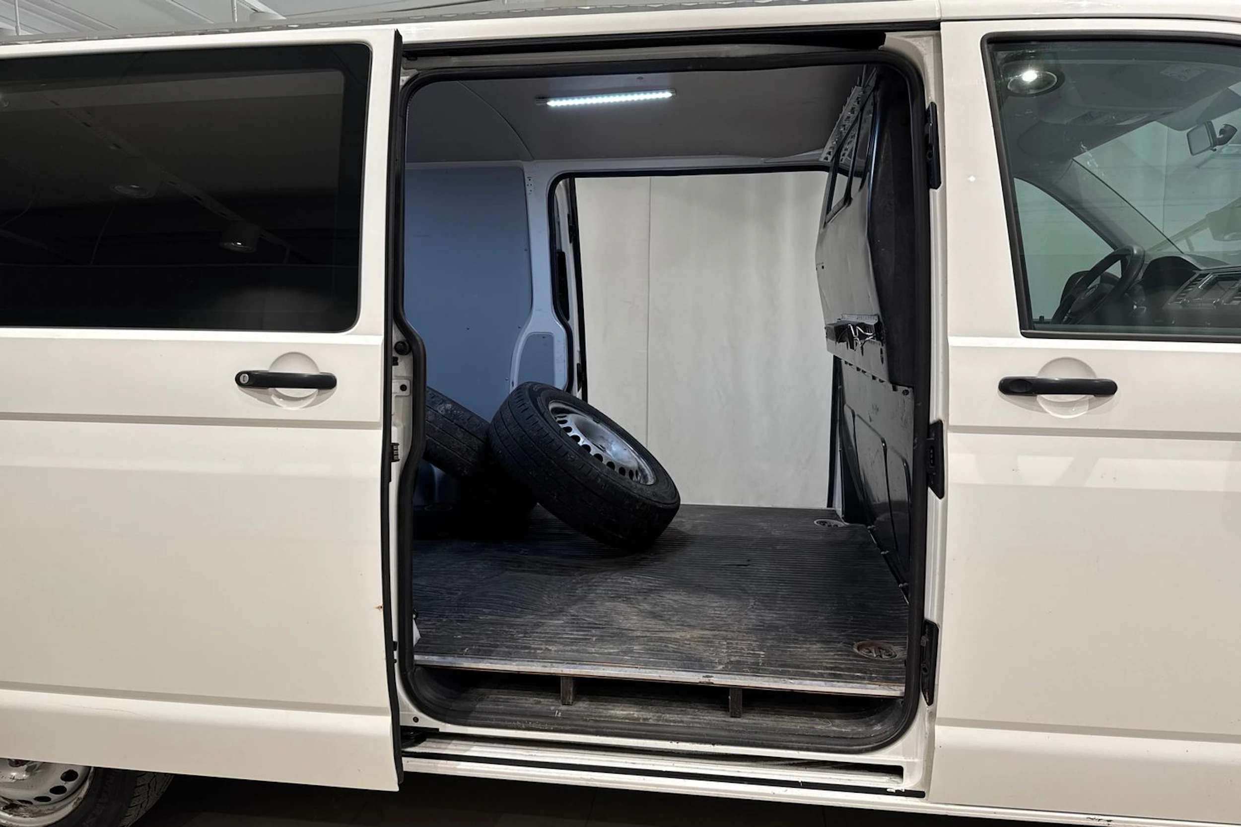 valkoinen Volkswagen Transporter 2018 kuva 16.