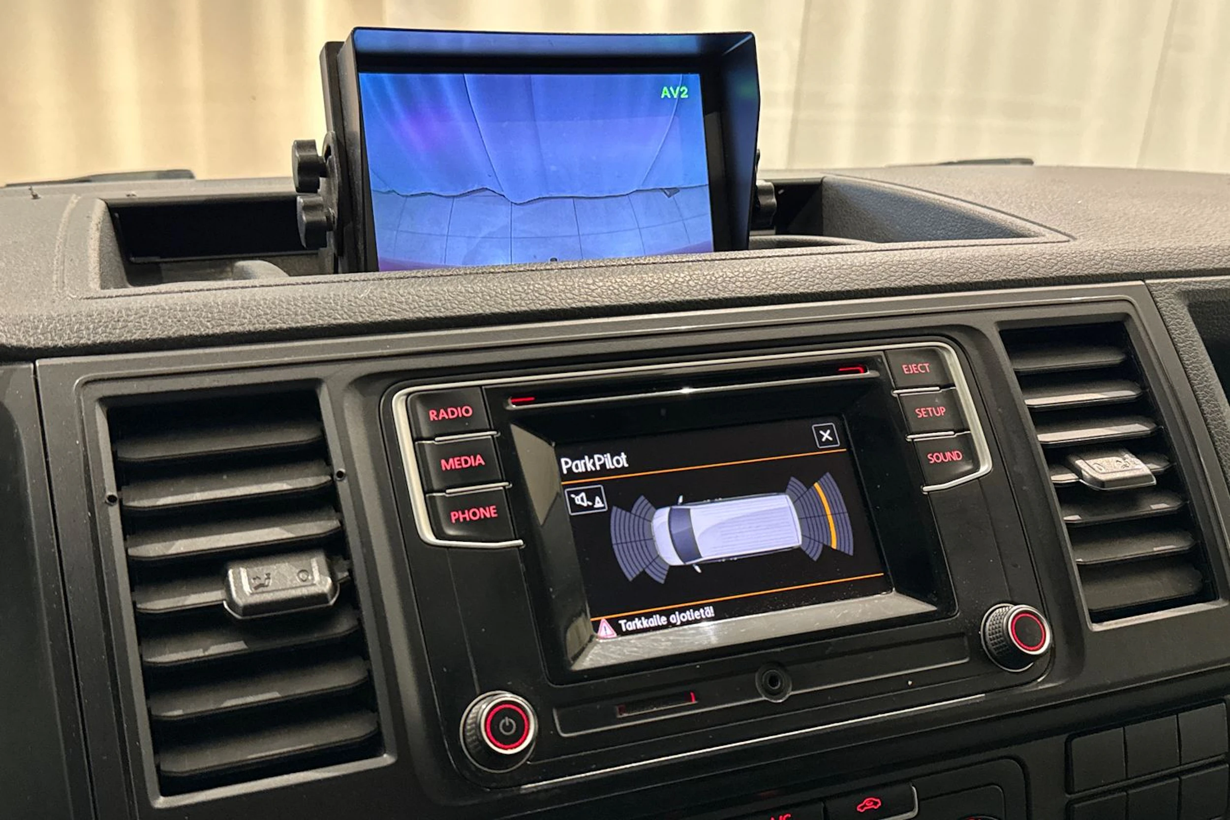 valkoinen Volkswagen Transporter 2018 kuva 19.