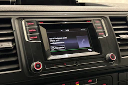 valkoinen Volkswagen Transporter 2018 kuva 20.