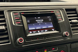 valkoinen Volkswagen Transporter 2018 kuva 21.