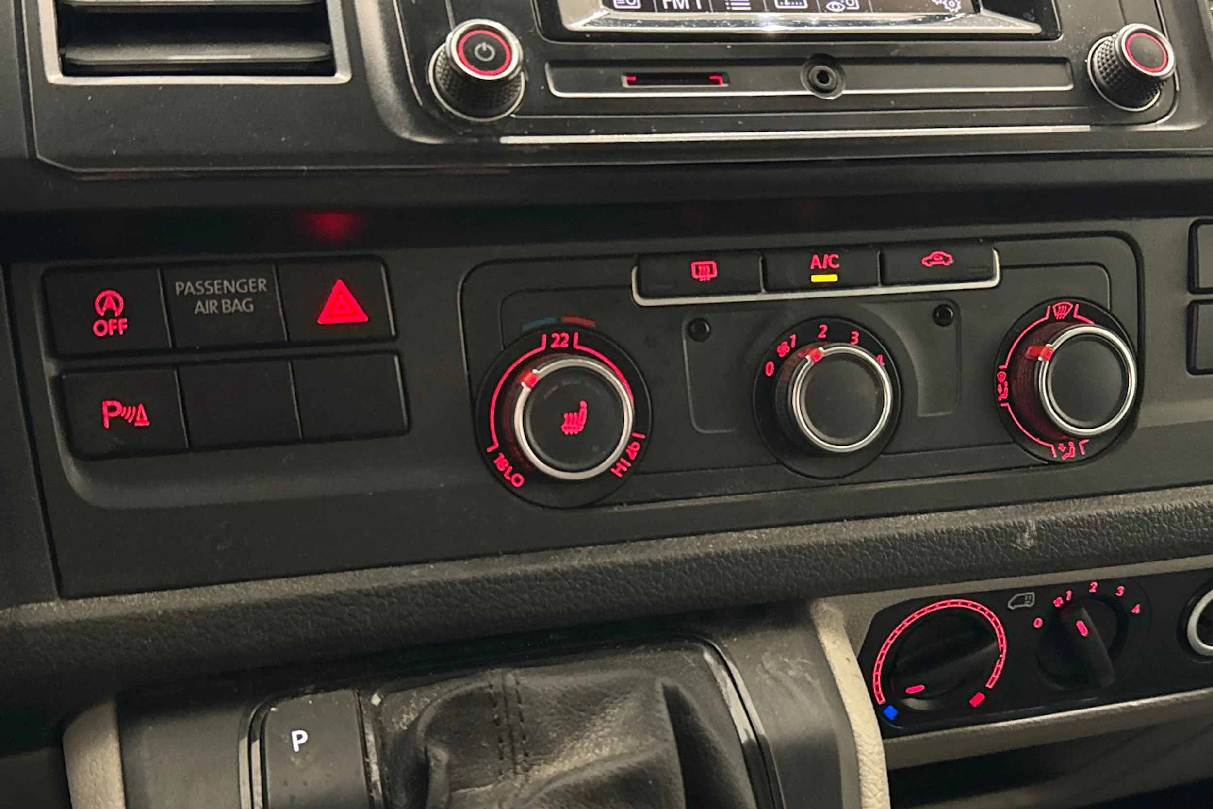 valkoinen Volkswagen Transporter 2018 kuva 22.
