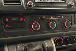 valkoinen Volkswagen Transporter 2018 kuva 22.