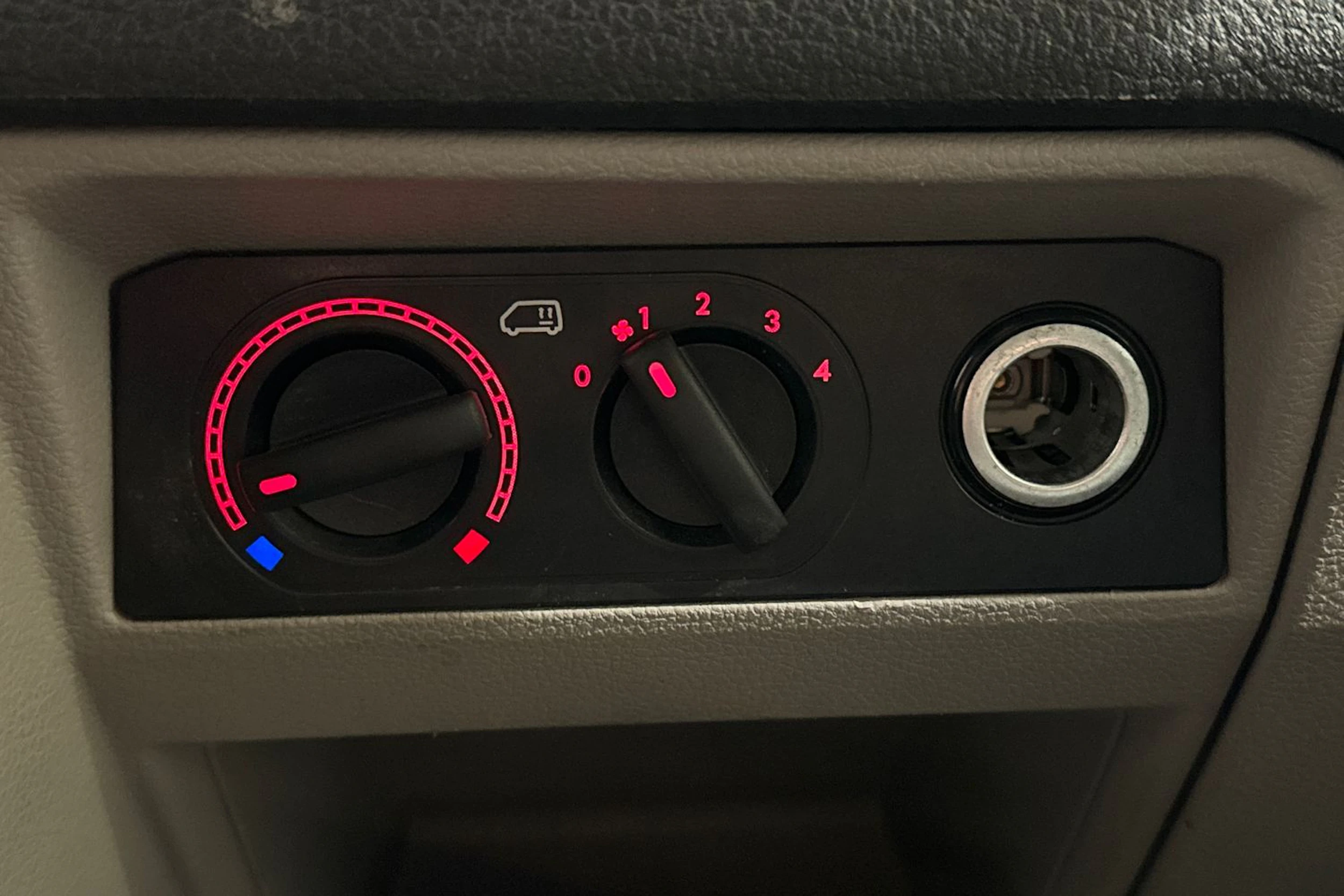 valkoinen Volkswagen Transporter 2018 kuva 23.