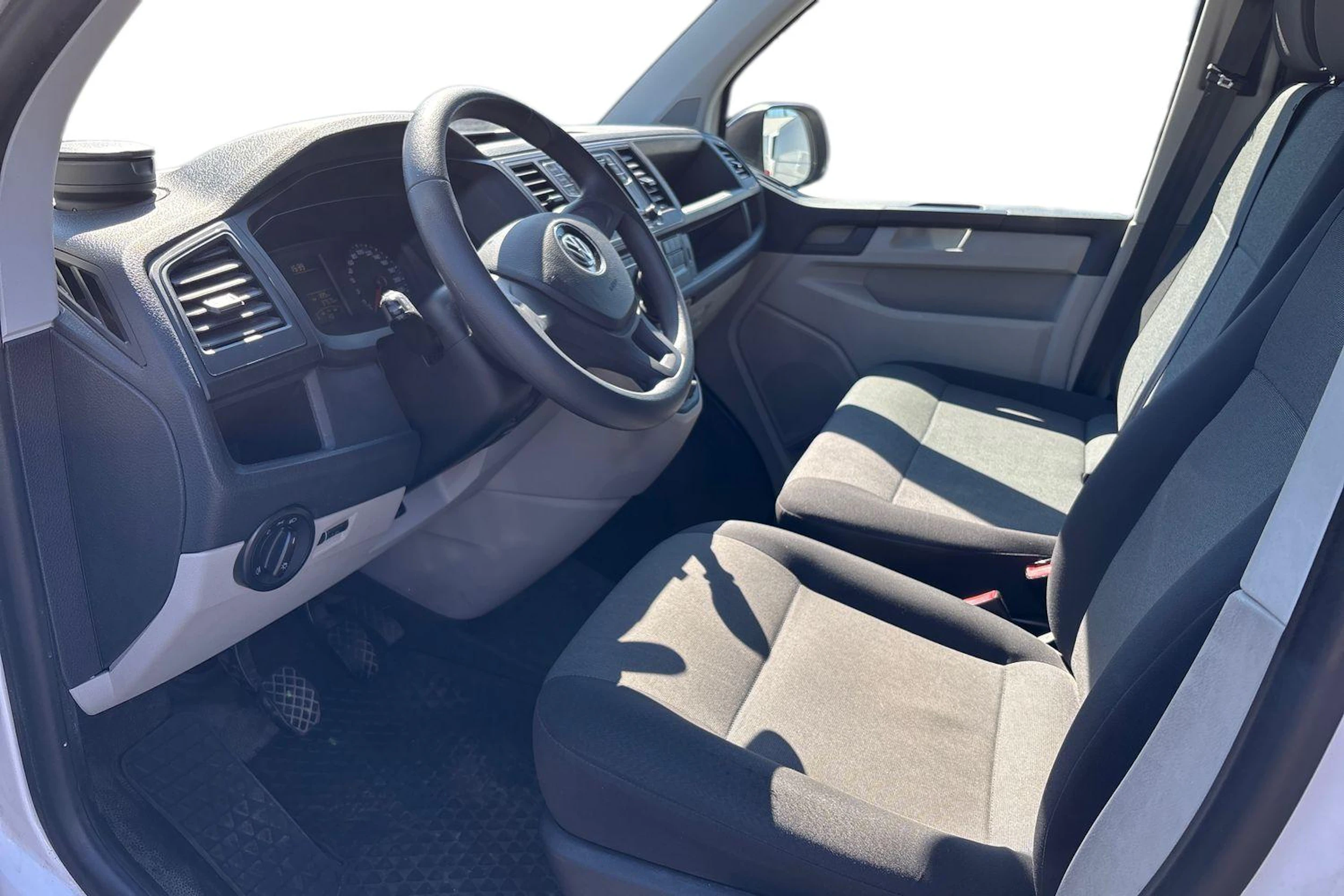 valkoinen Volkswagen Transporter 2018 kuva 3.